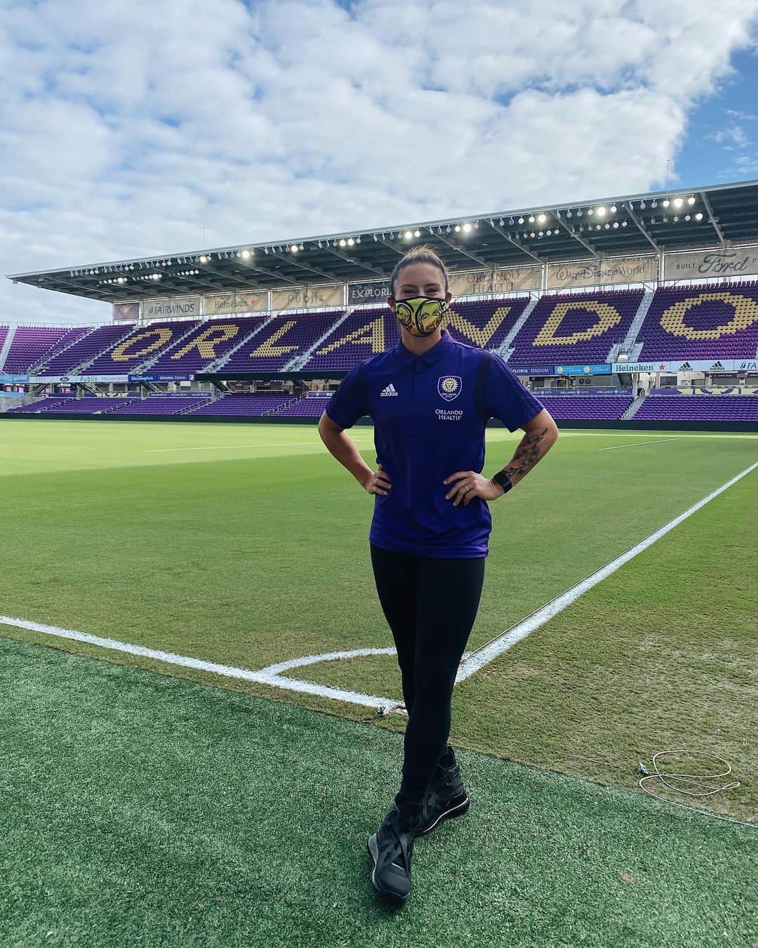 アリ・クリーガーのインスタグラム：「Who’s ready for Saturday?!!! 🙋🏻‍♀️😈💜 #MLSCupPlayoffs LIVE on FOX35 Plus  Coverage starts at 11amET.」