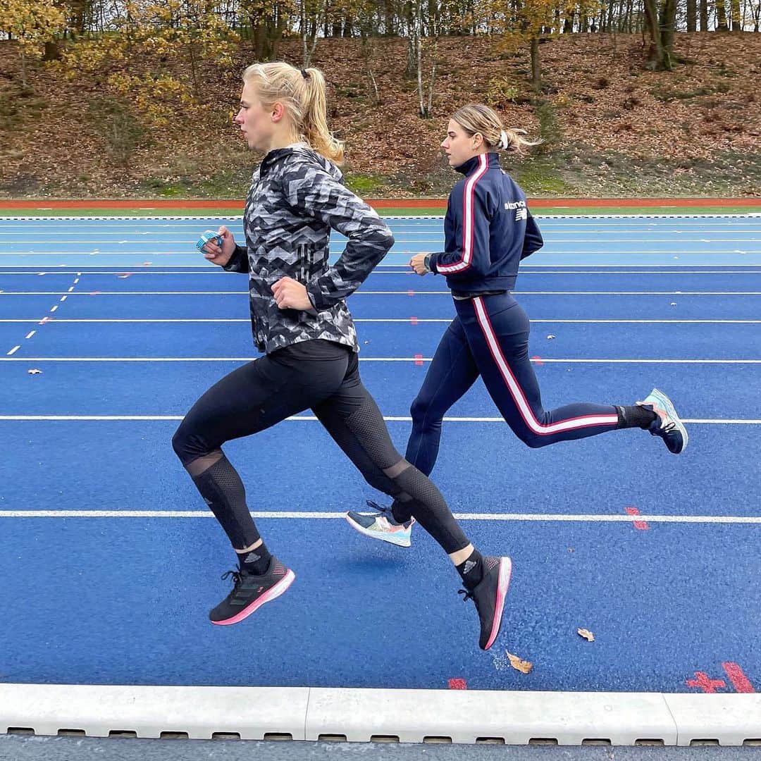 ラウラ・デ・ウィットのインスタグラム：「Because running together is way more fun ⚡️Especially when you have to run a looooooot with small rest 😵」