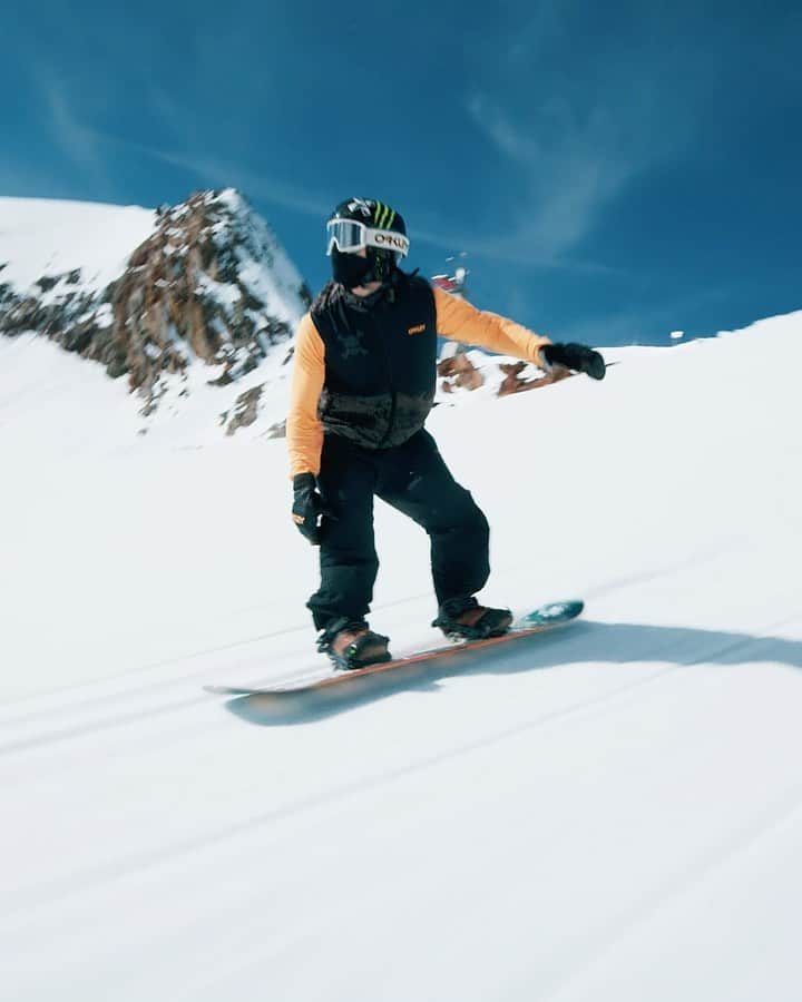 OAKLEYのインスタグラム：「Take us with you @stalesandbech @oakleysnowboarding. ☠️ 🚀 #ForTheLoveOfSport」