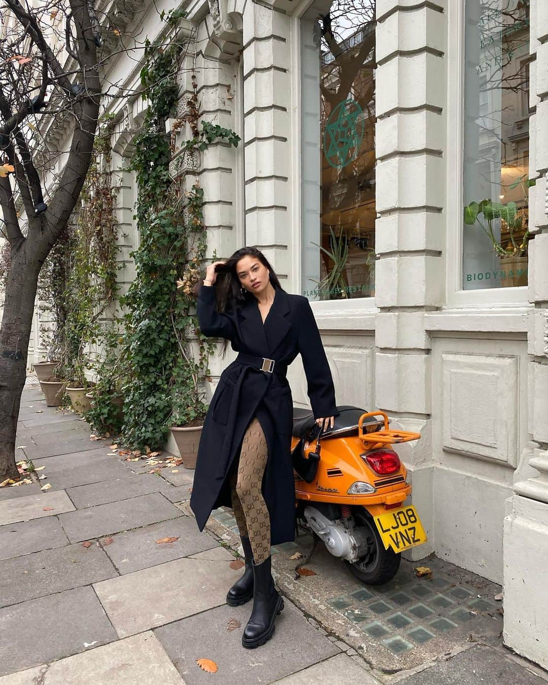 シャニーナ・シャイクのインスタグラム：「Want to get to the store quick? Throw on a coat and some tights ... that’s it 🖤@paris__georgia」