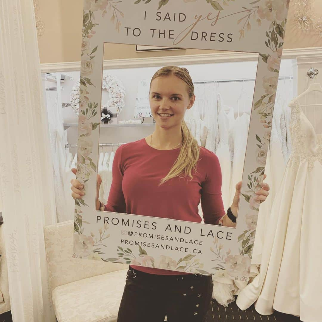 ナタリヤ・ポポワのインスタグラム：「On the road to Mrs. 👰🏼💕🤗 #throwbackthursday #isaidyestothedress」