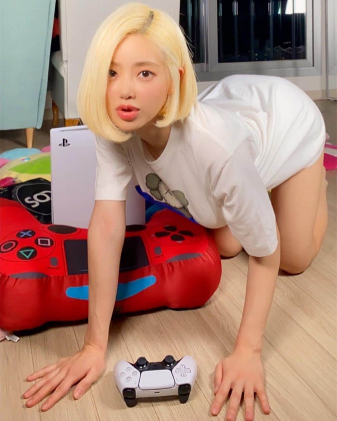 Dj Sodaさんのインスタグラム写真 - (Dj SodaInstagram)「나랑 게임 할 사람?👩🏼❤️ Who wants to play a game with me?😆✌🏻 Thank you for providing me with the exclusive #PS5 gift box! 🎮💙@playstationhk @playstation_korea #PlayHasNoLimits #playstation5」11月20日 3時45分 - deejaysoda