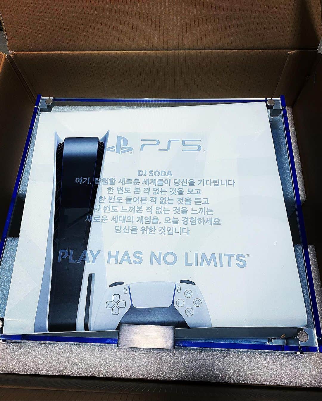 Dj Sodaさんのインスタグラム写真 - (Dj SodaInstagram)「나랑 게임 할 사람?👩🏼❤️ Who wants to play a game with me?😆✌🏻 Thank you for providing me with the exclusive #PS5 gift box! 🎮💙@playstationhk @playstation_korea #PlayHasNoLimits #playstation5」11月20日 3時45分 - deejaysoda