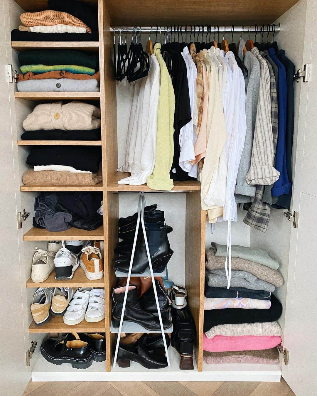 Estée Lalondeのインスタグラム：「Wardrobe progress! 🌟 Snapped this mid-way through (as you can see there is some room for improvement (ahem 5th cubby down) but this feels MUCH better 😍 #ELwears Psst watch my Fashion Vulnerability video on youtube.com/esteelalonde to see the before 🚨」