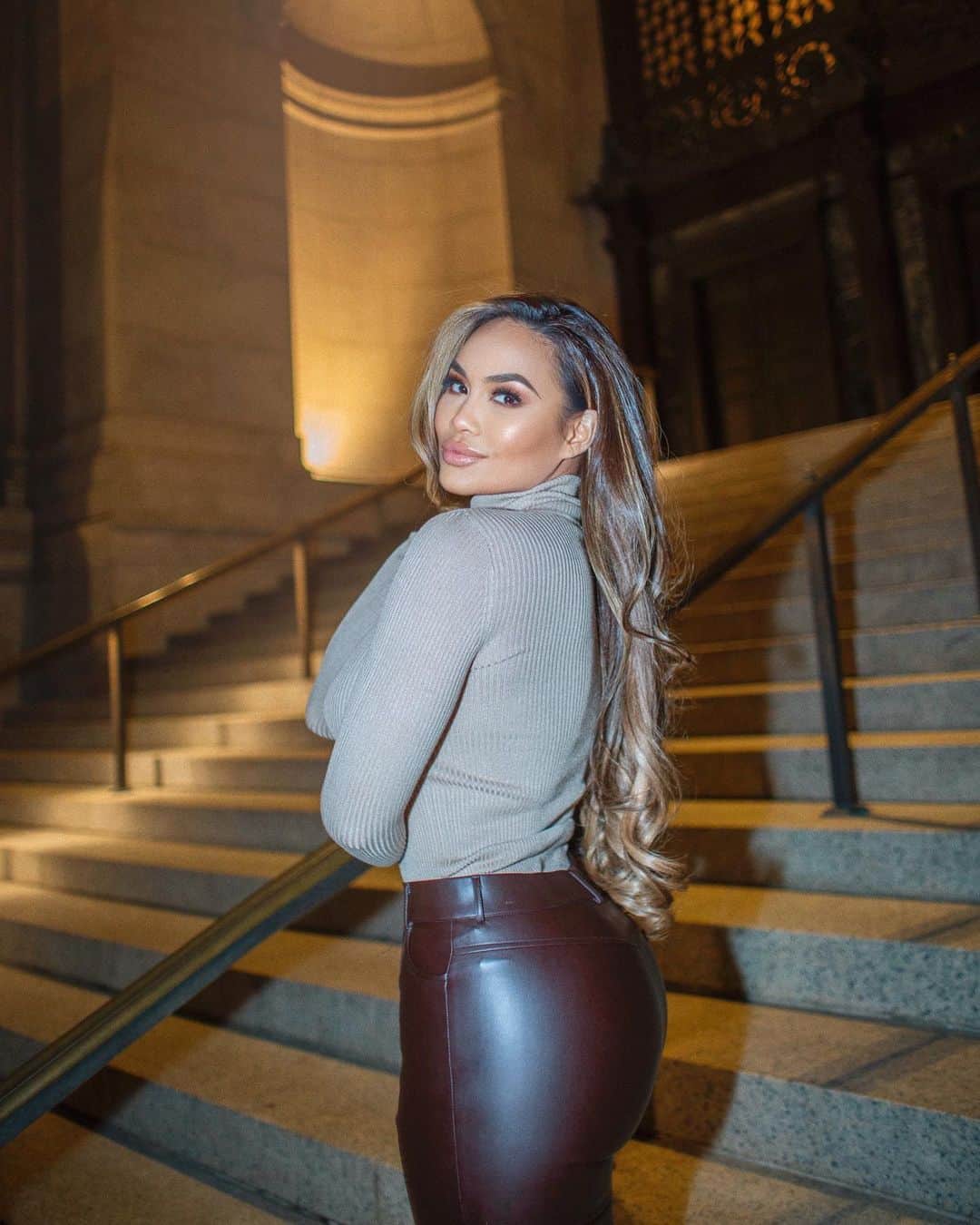 ダフネ・ジョイのインスタグラム：「BrrrRrr 🥶 Cozy in @fashionnova outfit keeping me warm through these chilly nights 🥶 fashionnovapartner」