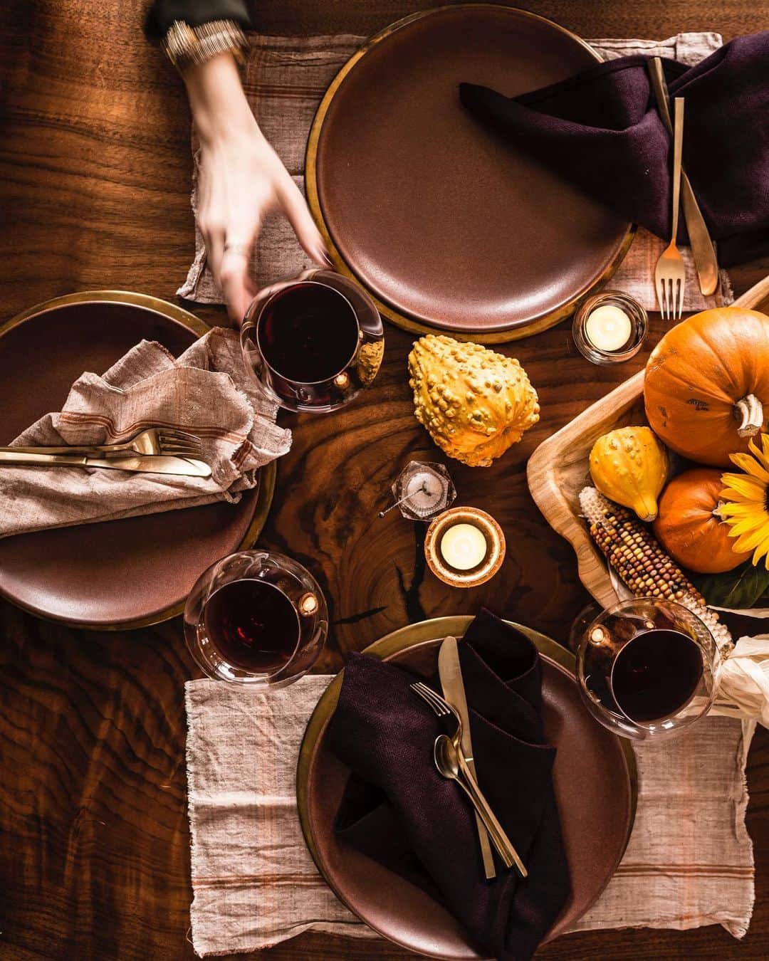 アリ・ラーターのインスタグラム：「How are you setting your Thanksgiving table? This year I want mine to be relaxed and joyful. 🦃 🍂」
