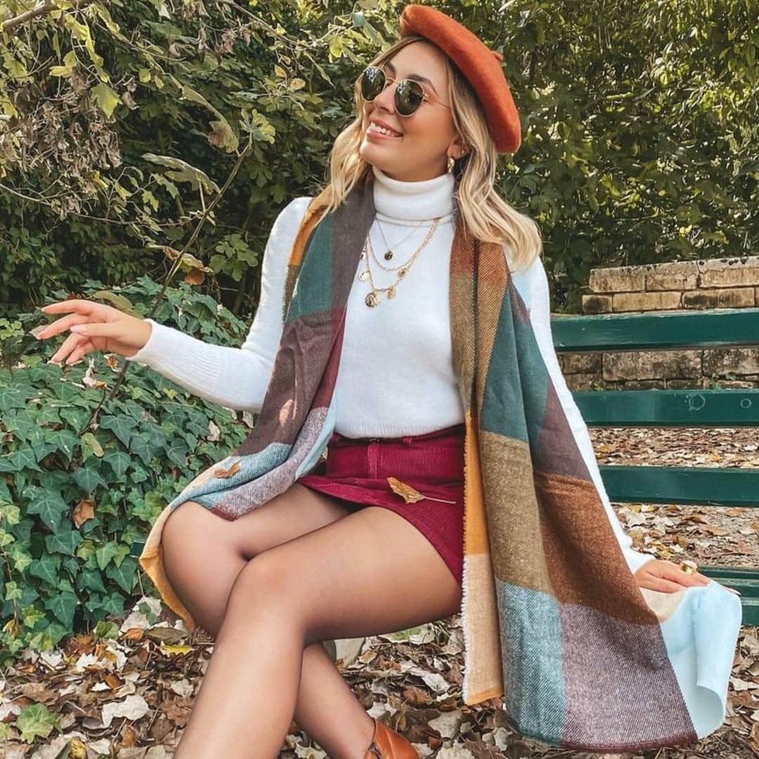 アクセサライズのインスタグラム：「On our checklist: A crisp & cosy scarf 🍁  📷: @tarynmamocefai  Tap the link in our bio to shop #Accessorize #Accessorizer」