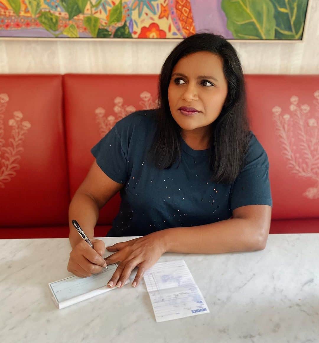 ミンディ・カリングのインスタグラム：「When you fear you might be the only person left still writing checks」