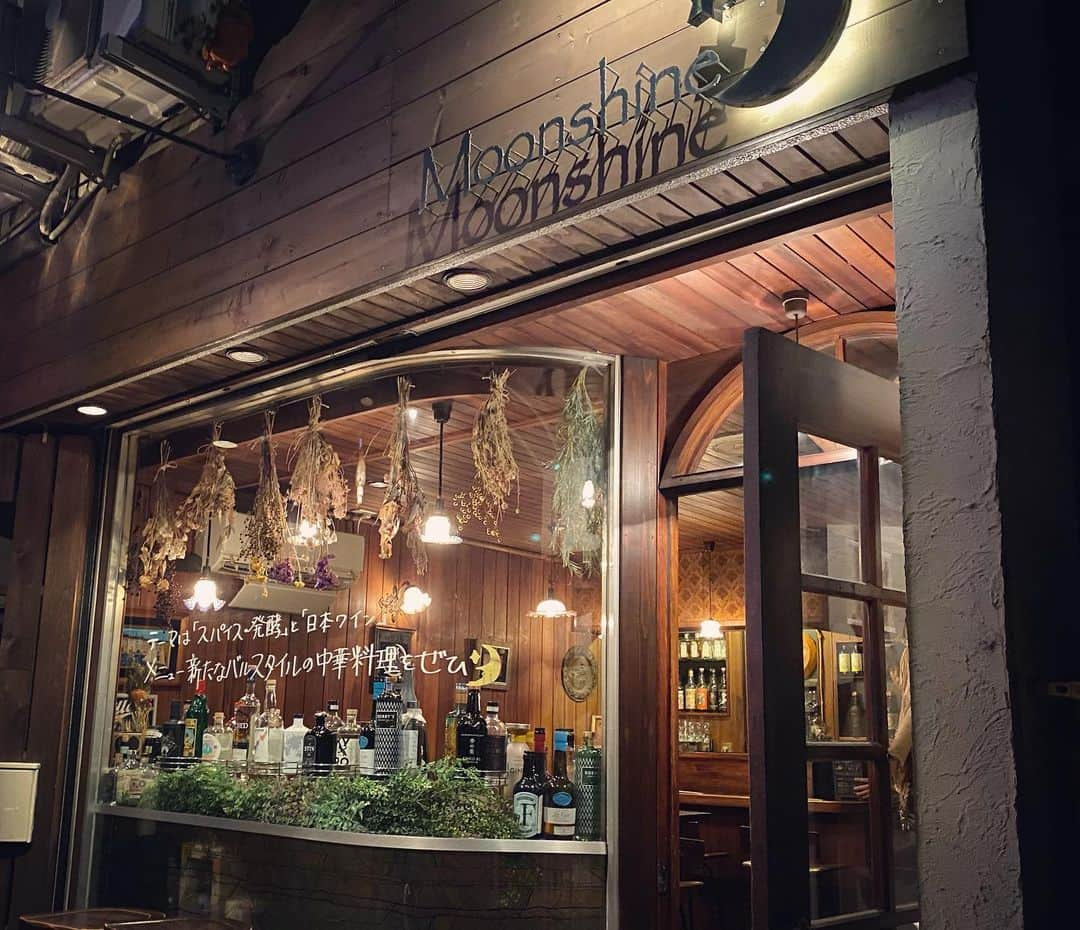 ひぐち君さんのインスタグラム写真 - (ひぐち君Instagram)「先日の、 大宮の中華料理バル「Moonshine」の日本ワインのラインナップ🍷 〆はアルケミエ辰巳蒸留所の"金木犀のジン"トニック🍸 最初から最後まで、口の中が幸福感でいっぱいでした😋 #norarouge 2019 #pinotnoir  #merlot  #zweigeltrebe  #農楽蔵  #bacchus 2019 #森臥 #kaerizaki 2019 #都倉ワイナリー #nomujan 2019 #muscatbaileya  #ヴィンヤードキクシマ #まぜこぜワイン #酒井ワイナリー #キンモクセイ #gin #アルケミエ辰巳蒸留所  #日本ワイン　🇯🇵 #japanesewine #vinjaponais  #wine #vin #vino #wineexpert  #ひぐち君の日本ワイン会  #むーんしゃいん  #moonshine  #中華料理 #chineserestaurant  #大宮」11月20日 4時09分 - higehiguchi