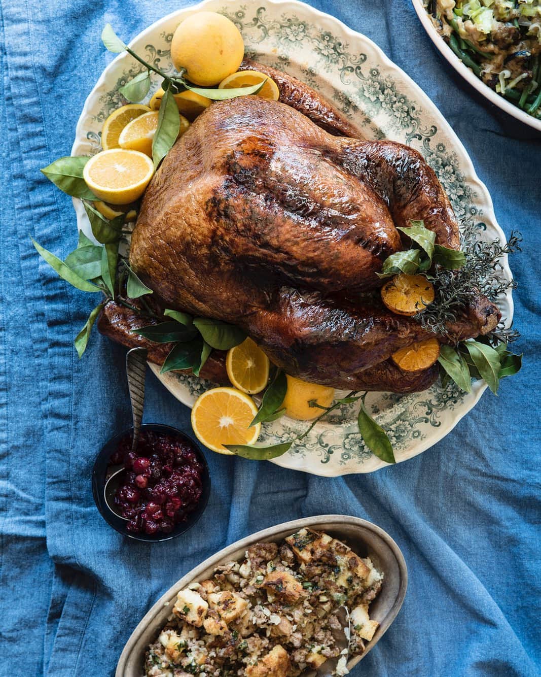 アリ・ラーターのインスタグラム：「Hungry yet? I’m planning my Thanksgiving menu now, and there are some classics that I always make! Here’s my Herb Buttered Turkey stuffed with clementines. But, the stuffing is always my favorite dish. I make it with Rustic Sausage and fennel. Yummmmmm. This beauty is from my cookbook, Kitchen Revelry. I’m planning on making my Herb butter turkey, rustic stuffing, green beans, and my favorite pumpkin pie with ginger snap crust! What is your favorite Thanksgiving dish to cook and then devour? 🦃 🍁 📸 @amyneunsinger」