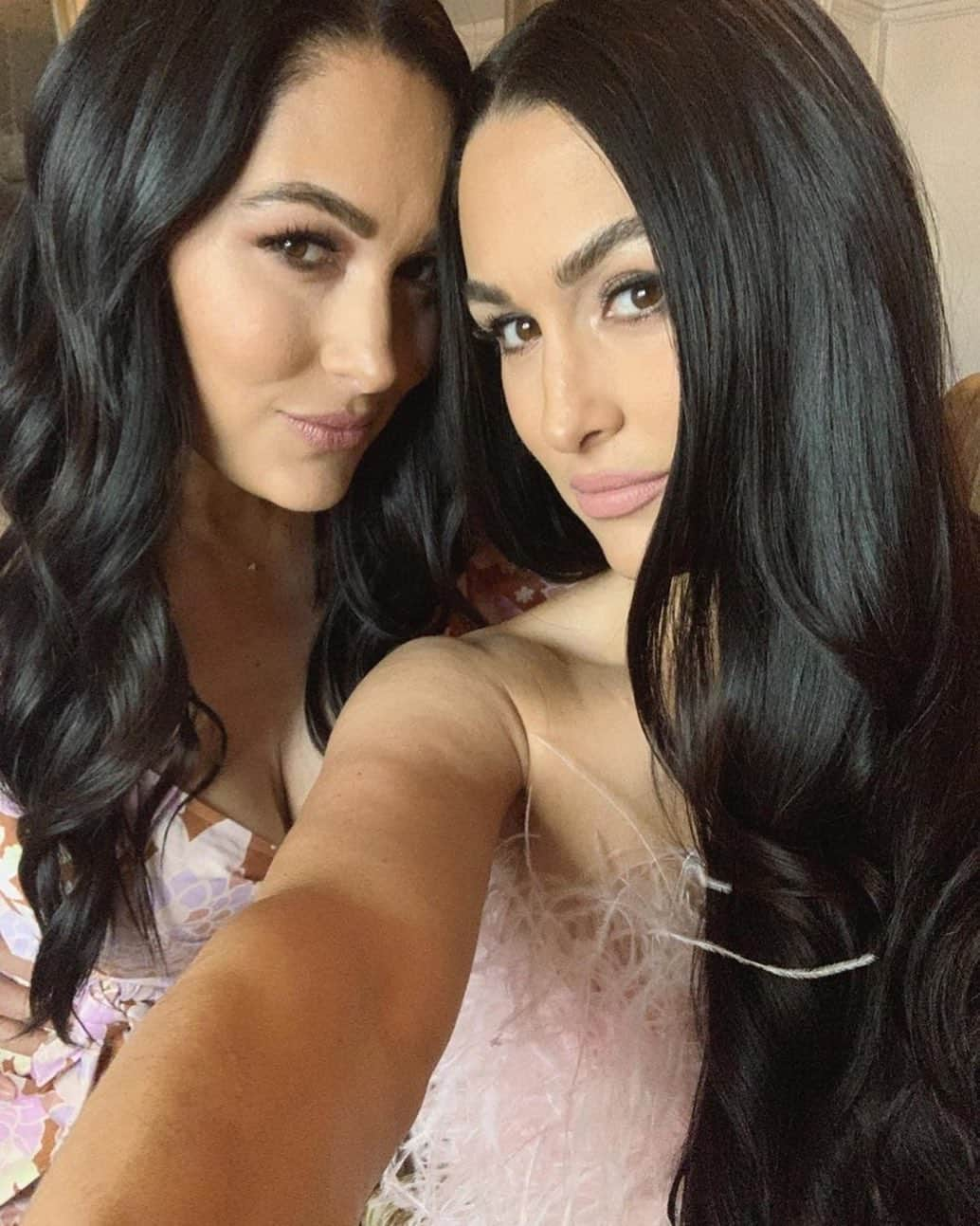 WWEさんのインスタグラム写真 - (WWEInstagram)「@thenikkibella & @thebriebella are back on your screens TONIGHT with more #TotalBellas! 9/8c, only on E! (📸: @thebriebella)」11月20日 4時31分 - wwe