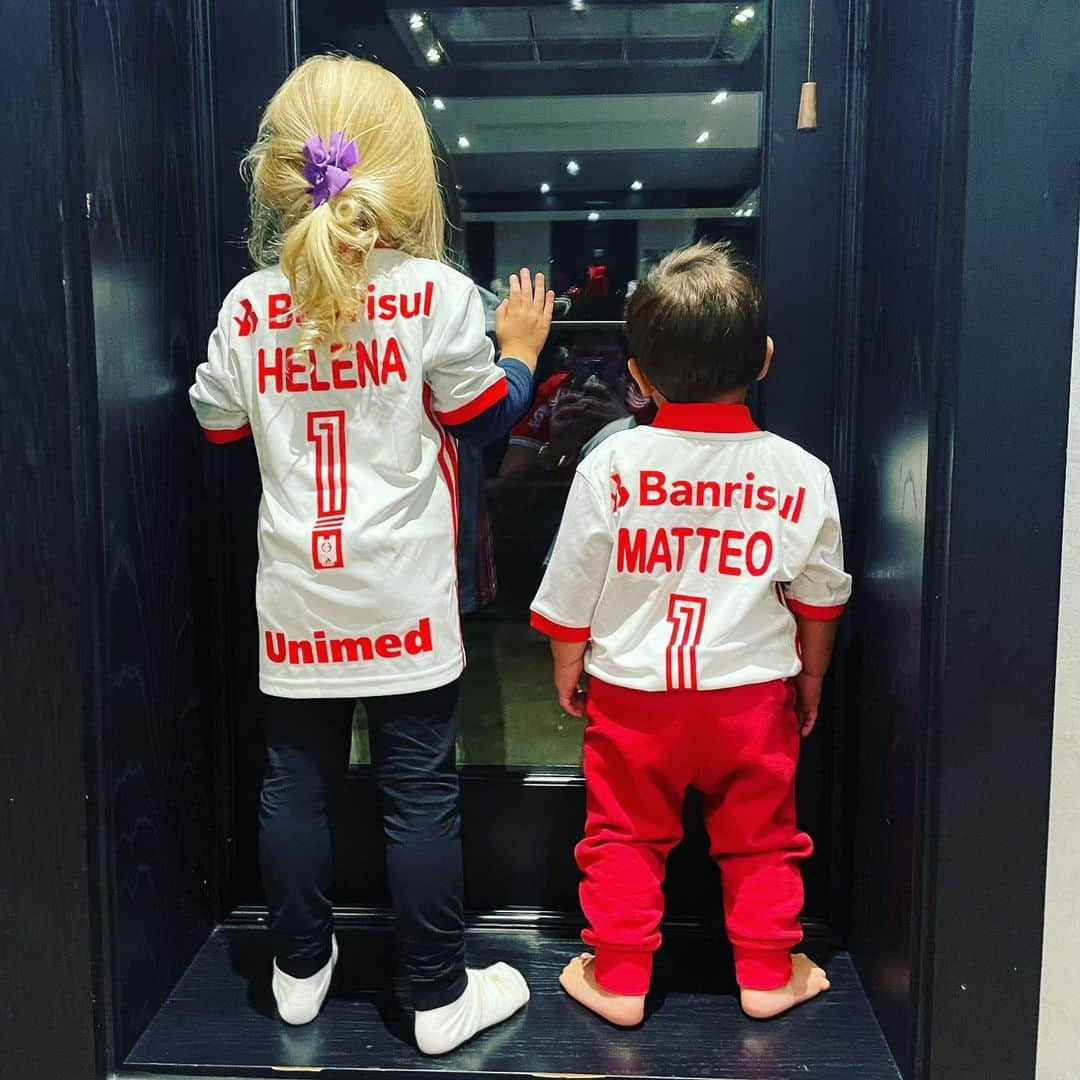 アリソン・ベッカーのインスタグラム：「❤️ @scinternacional」