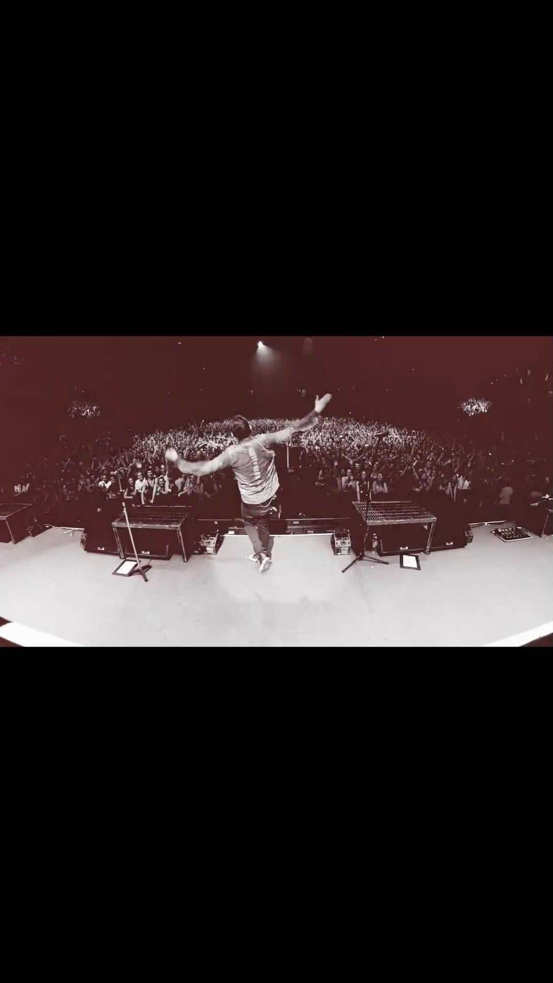 リンキン・パークのインスタグラム：「As we continue the celebration of the 20th anniversary of Hybrid Theory, we also wanted to celebrate the beginning of our fan club: Linkin Park Underground.   We released the very first Linkin Park Underground bundle to the LPU community on November 19, 2001. Fast forward to the present day, we are releasing LPU 20 which is heavily inspired by the design of archived items from LPU1.   Members with an LPU Full Access account can now shop the exclusive LPU 20 bundle + merchandise.  LPU Community Members and non-members can sign up at LPUnderground.com.」