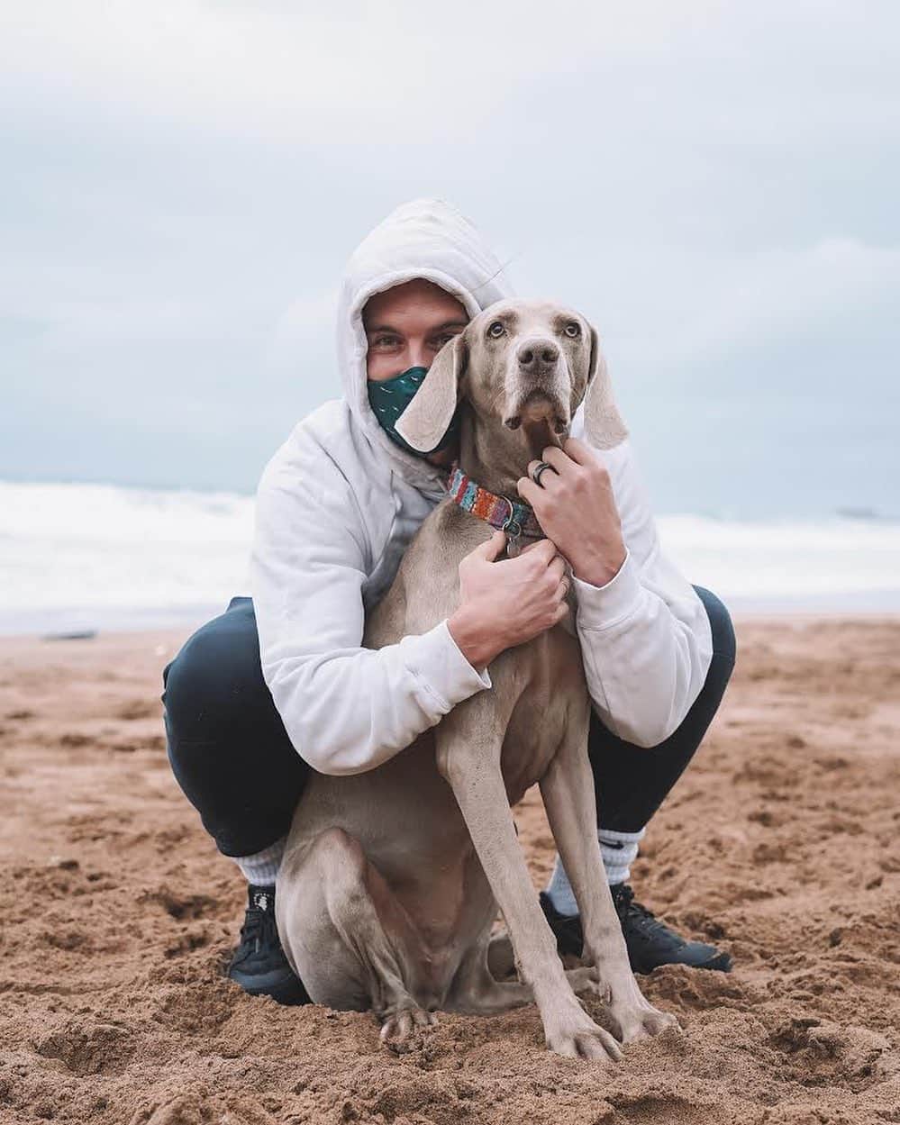 イバイ・ゴメスのインスタグラム：「Le vi por la playa y le pedí si se podía hacer una foto conmigo 🤩 ¡Y tachán! 📸 ¡Ya tengo foto con la “perrinfluencer” más famosa del mundo! 🌎  ¿La conocéis? 😍」