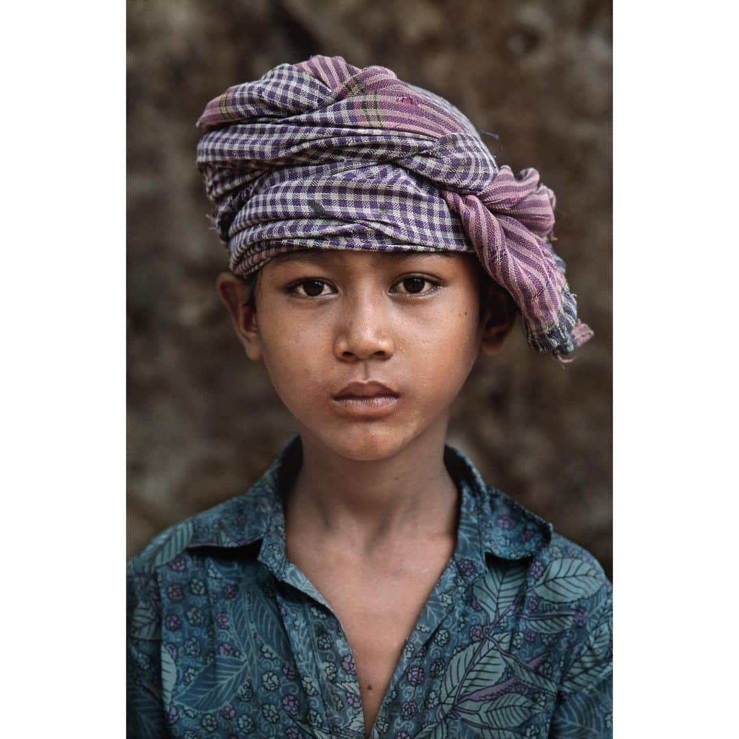 スティーブ・マカリーさんのインスタグラム写真 - (スティーブ・マカリーInstagram)「Stone sculptor apprentice, Siem Reap, #Cambodia, 1999.」11月20日 4時55分 - stevemccurryofficial