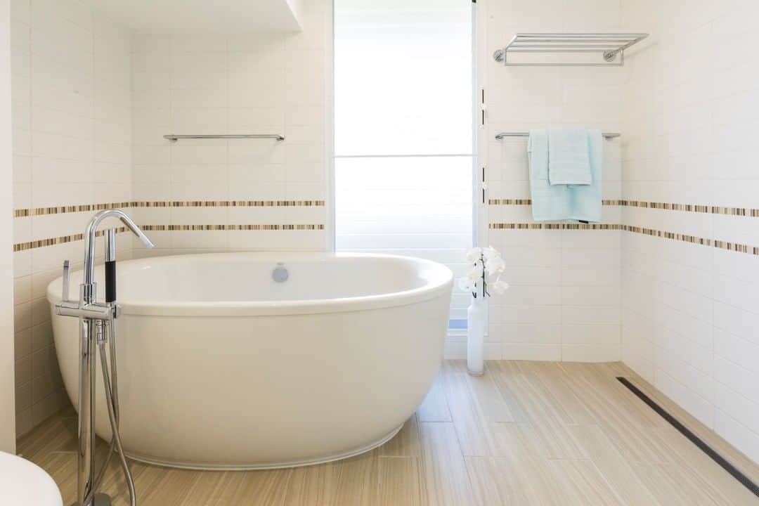 Reiko Lewisさんのインスタグラム写真 - (Reiko LewisInstagram)「Testimony For this project, the owner wished to have a tub in the existing shower area. We wanted to give a tub and also a shower. The result came to be a spa-like bathroom that pleased the clients. The rental property is a popular unit that is always rented for long stay vacationers. photos: after and before 証言 このプロジェクトでは、所有者の方は既存のシャワーエリアに浴槽を持ちたいと考えていました。私たちは浴槽とシャワー両方を作って差し上げたくおもいました。その結果、お客様に喜ばれるスパのようなバスルームになりました。賃貸物件は、長期滞在者に常に賃貸されている人気のユニットです。 #hawaiiinteriordesign #spa-likebathroom #bathroomrenovation #stylishlifestyle #rentalunit #longternvacationers #hawaiivacation #ハワイインテリアデザイン #バケーションレンタル #素敵な部屋 #ハワイ長期滞在」11月20日 5時01分 - ventus_design_hawaii