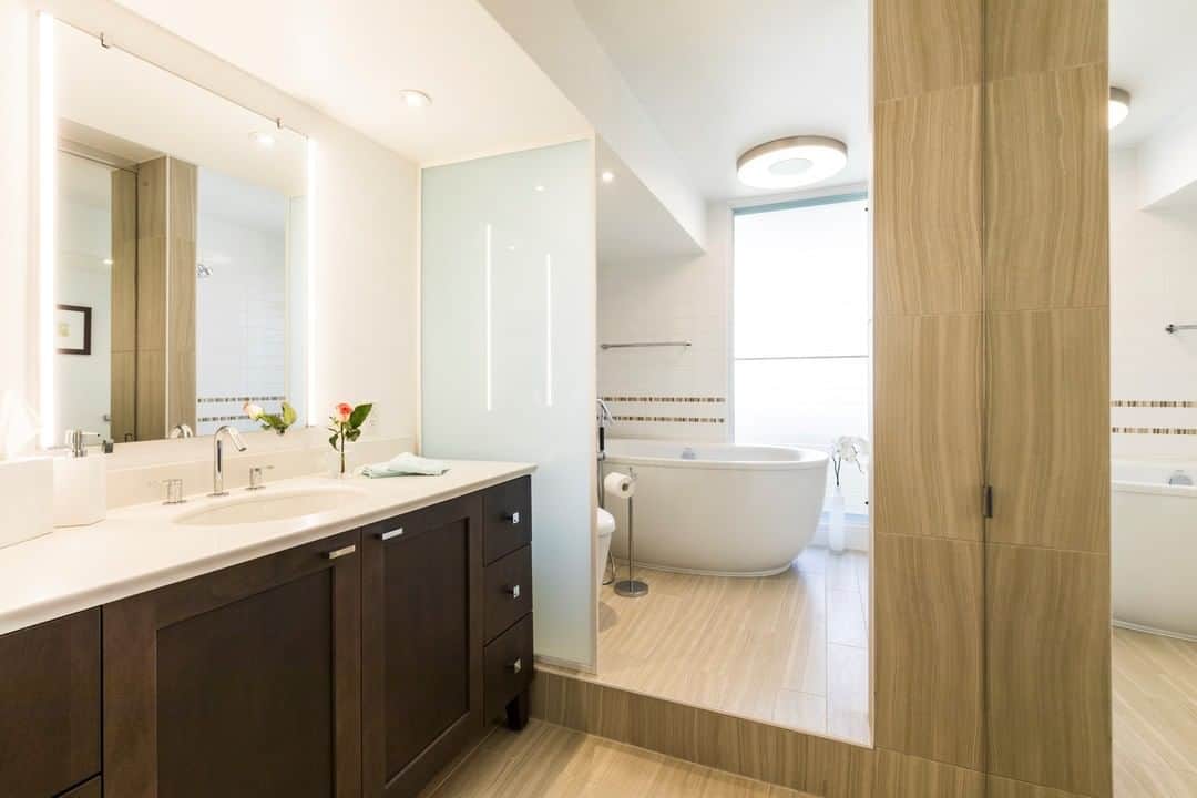 のインスタグラム：「Testimony For this project, the owner wished to have a tub in the existing shower area. We wanted to give a tub and also a shower. The result came to be a spa-like bathroom that pleased the clients. The rental property is a popular unit that is always rented for long stay vacationers. photos: after and before 証言 このプロジェクトでは、所有者の方は既存のシャワーエリアに浴槽を持ちたいと考えていました。私たちは浴槽とシャワー両方を作って差し上げたくおもいました。その結果、お客様に喜ばれるスパのようなバスルームになりました。賃貸物件は、長期滞在者に常に賃貸されている人気のユニットです。 #hawaiiinteriordesign #spa-likebathroom #bathroomrenovation #stylishlifestyle #rentalunit #longternvacationers #hawaiivacation #ハワイインテリアデザイン #バケーションレンタル #素敵な部屋 #ハワイ長期滞在」