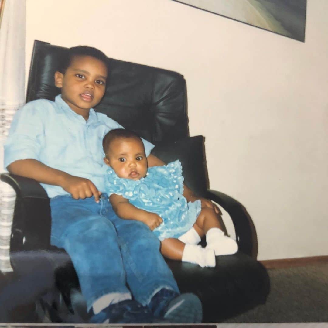 グレースマハリーのインスタグラム：「Happy earth strong @simone.mahary 🥳 I don’t think I have the words to share on IG how deeply proud I am of the man you’ve evolved into so I will just share a few clips from over the years. From being my sports icon with Alex, to your unwavering loyalty and love to family, and that irreplaceable,  larger than life personality & humor of yours (seriously, no family gathering is fulfilled w/o your presence), I wish you continued love, peace, and growth hawey 🖤  love, G-Unit!」