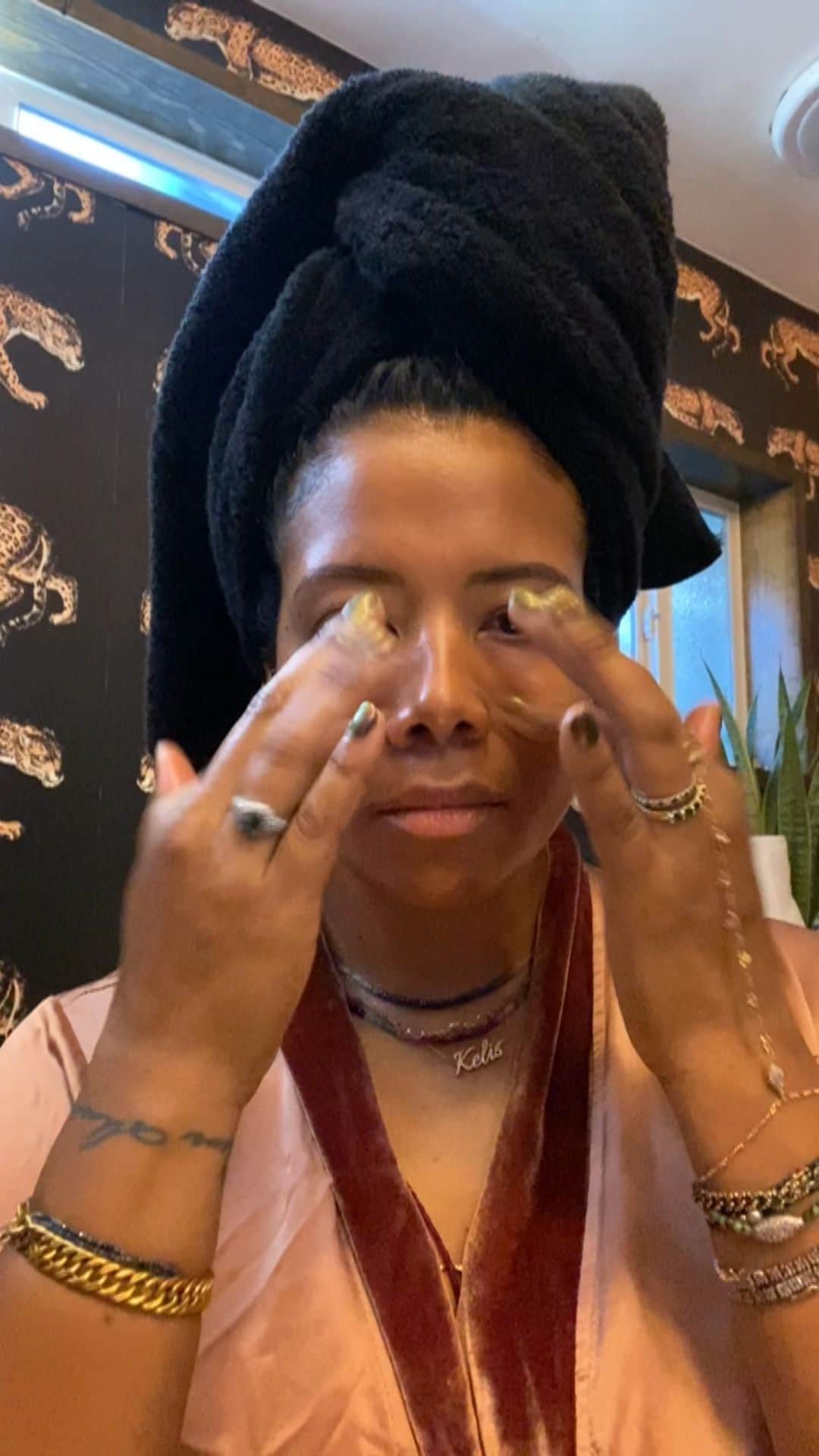 ケリスのインスタグラム：「Loving my skin ..... beauty Gold mine box coming soon」