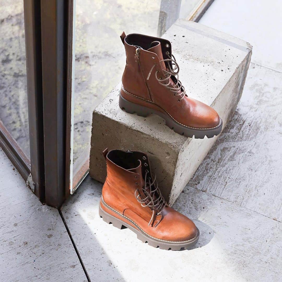 サムエデルマンのインスタグラム：「Step up your combat game in the GARRET  Tap to shop this best seller   #SamEdelman #Fall2020」
