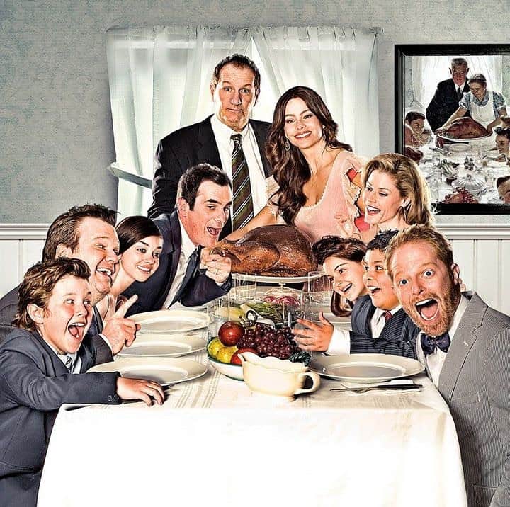 ジェシー・タイラー・ファーガソンのインスタグラム：「thanksgiving is gonna be different this year... so throwing it back to this #modernfamily memory ❤️」