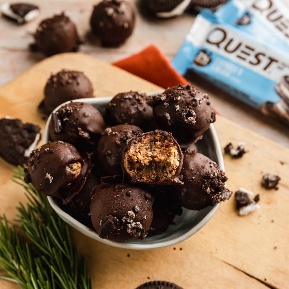 questnutritionさんのインスタグラム写真 - (questnutritionInstagram)「Cookies & Cream Truffles using #QuestBars! 😋😳😍👌 • 👉 FULL RECIPE LINK IN BIO (swipe left to 2nd card) 👈 • Per serving: 4g protein, 8g carbs, 5g fat (7g net carbs) #OnaQuest #Questify」11月20日 5時24分 - questnutrition