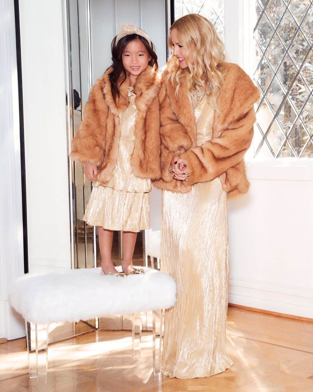 レイチェル・ゾーのインスタグラム：「It’s no secret that I am obsessed with gold and faux fur and this look from my Exclusive Party Collection with @janieandjack is the perfect amount of glamour for anyone! I designed these pieces in adult sizes as well so that you and your mini can glow together this holiday season and beyond! Shop both of these looks on janieandjack.com and my look is available on @shoprachelzoe ✨Don’t forget to enter the sweepstakes for a chance to win pieces from my Exclusive Janie and Jack Party Collection and shoprachelzoe.com, plus custom holiday cards from @minted with a value of $1,500. I am wishing you a happy, healthy and most glamorous holiday season. 💋✨ #sparkle #forever XoRZ Link in bio!  ⠀⠀⠀⠀⠀⠀⠀⠀⠀ NO PURCHASE NECESSARY.  Open only to legal residents of the 50 U.S. & D.C. 18 years or older.  Ends 11/22/20.  For Official Rules, including odds and prize description, visit janieandjackholiday.com/rulesdoor1. Void where prohibited. Sponsor: The Gap, Inc.」