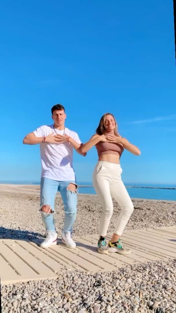 ジェマ・マリンのインスタグラム：「In loveeee with this song!! 🔥 It’s curious how when I learn the choreography of a song that is trendy can’t get it out of my mind 😅 Does it happen to you?? Which is your favorite reels/tiktok challenge ??  🎶 @sebastianyatra @guaynaa  🕺🏼@selucofernandez_zj   #reels #fyp #reelschallenge #chicaidealchallenge #dancingallday #coupledance #beach #positivevibes   Me encanta esta canción!!!! 🔥 Que curioso es que cada vez que aprendo la coreo que está de moda en una canción no me la puedo sacar de la cabeza!! 😅 Os pasa también?? Cual es el reels/tiktok challenge que más os ha gustado?」