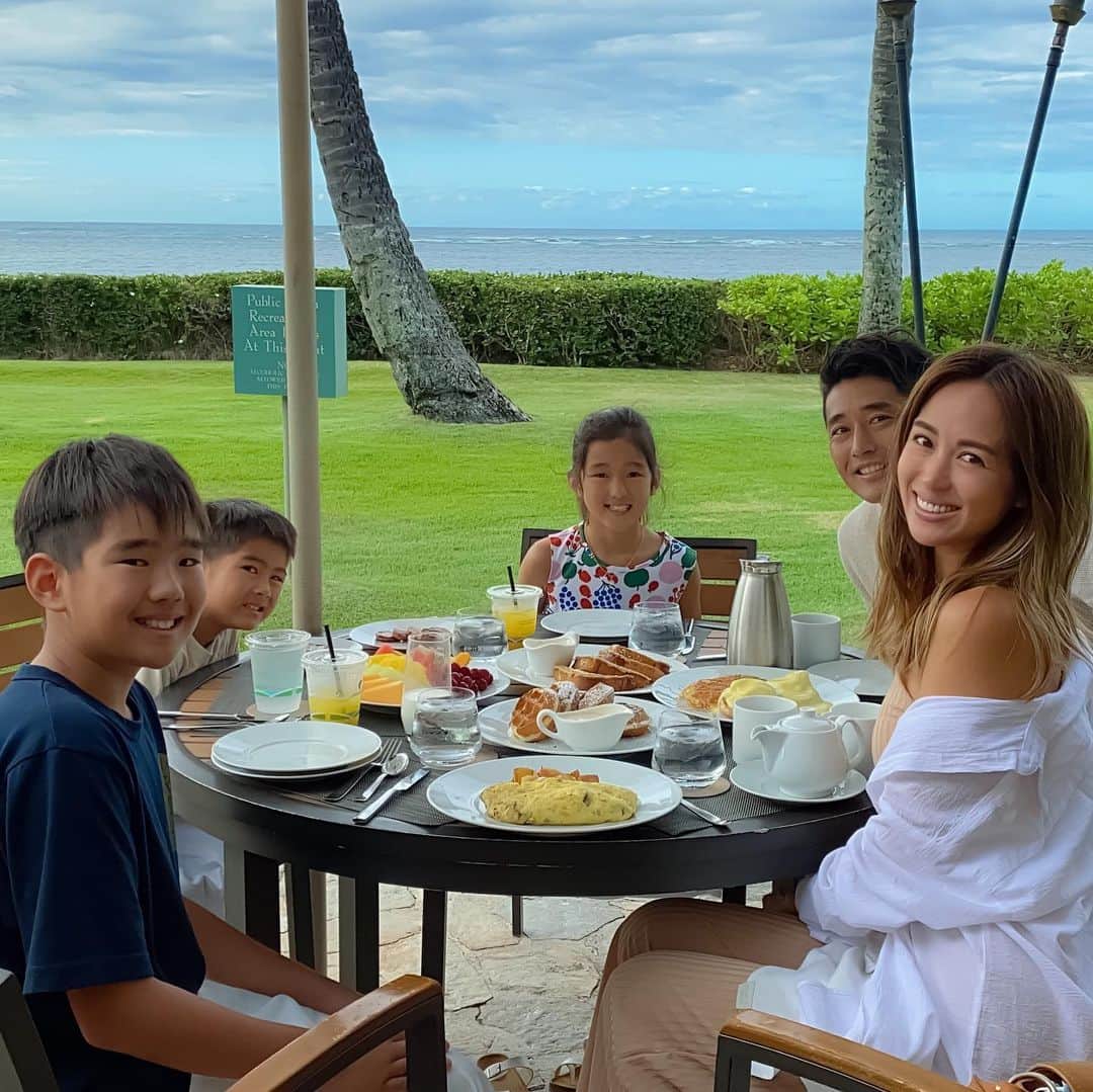 Mieのインスタグラム：「カハラリゾートのプルメリアでブランチ🤗🧡  ２枚目の写真に怪獣が1人😂✌️  こないだワイキキで日本の観光客らしき人を見かけて、なんだか心が熱くなった😌🧡みんなに会いたい🧡  昨日ストーリーズの投稿でハワイの夕陽を動画でお届けしたらみんな沢山ハワイに行きたーいとDMくれたね🧡 またハワイ風景届けるね！！  @kahala_resort @kahala_resort_jp  #familytrip #ハワイ生活 #ステイケーション #summervacation #tbt #hawaii #カハラリゾート#ハワイライフ#ハワイ旅行 #pr」
