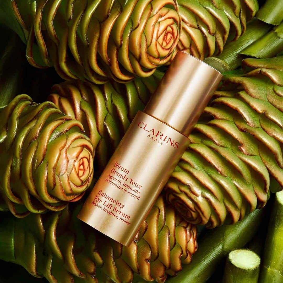 CLARINSさんのインスタグラム写真 - (CLARINSInstagram)「🌿👀Enhancing Eye Lift Serum has a lightweight formula that visibly  ▫️ “lifts” heavy-looking eyelid ▫️Visibly reduces dark circles ▫️Enhances eyelashes ▫️Contains our Anti-Pollution Complex  #clarins #clarinsskincare #skincare #selfcare #eyecare」11月20日 5時25分 - clarinsusa