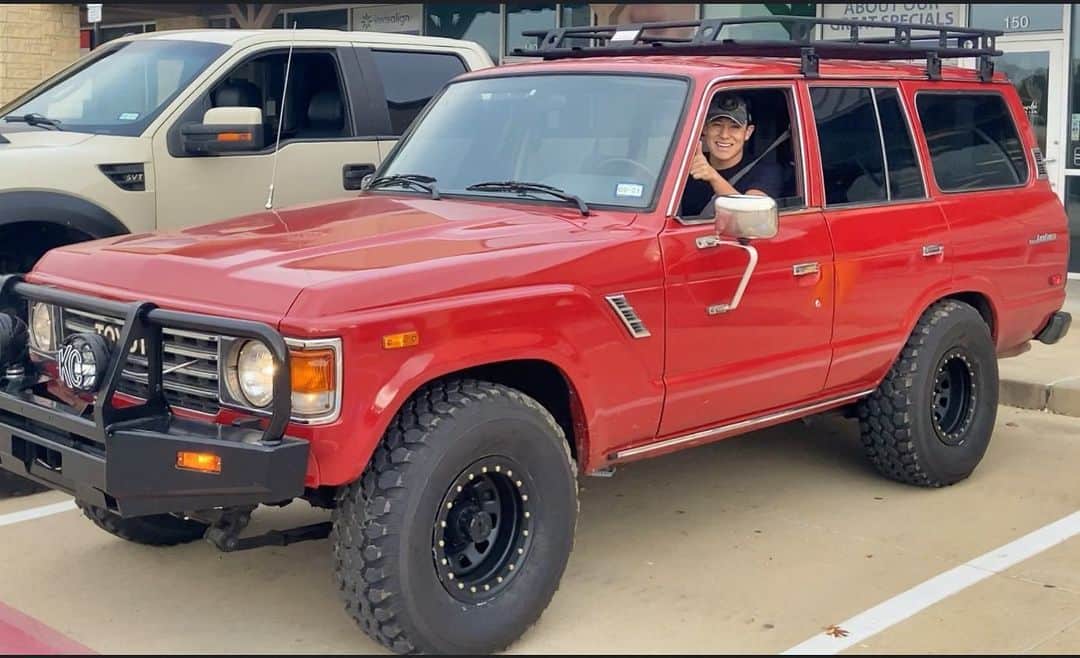 スティーブのインスタグラム：「The Kid’s FJ is starting to look good. Agreed? ランクルはどんどんカッコ良くなっていると思わない？　click on link in description to see our latest improvements. 新作動画を見てね　プロフィールにリンクあります」