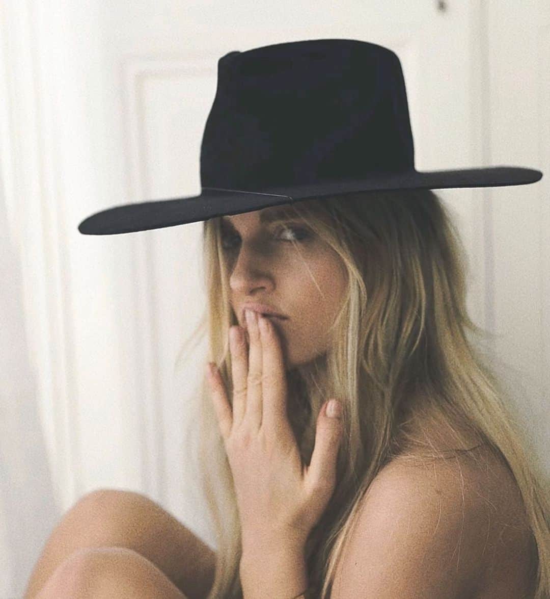 JanessaLeoneのインスタグラム：「RUBY  #janessaleone」