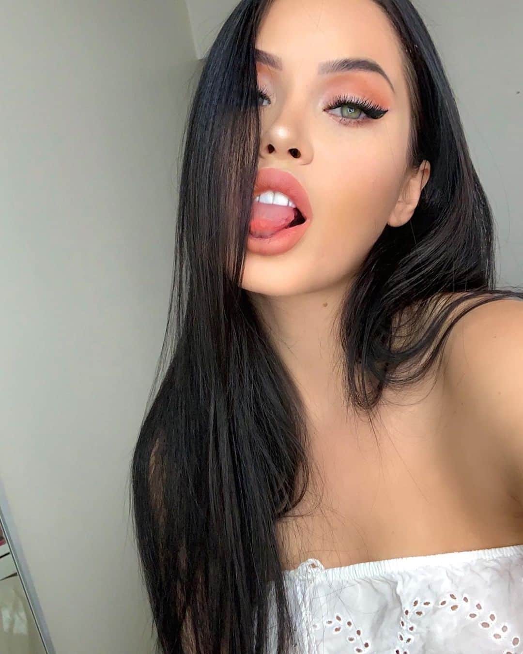 Claudia Alendeのインスタグラム：「stuck between idk, idc, idgaf」