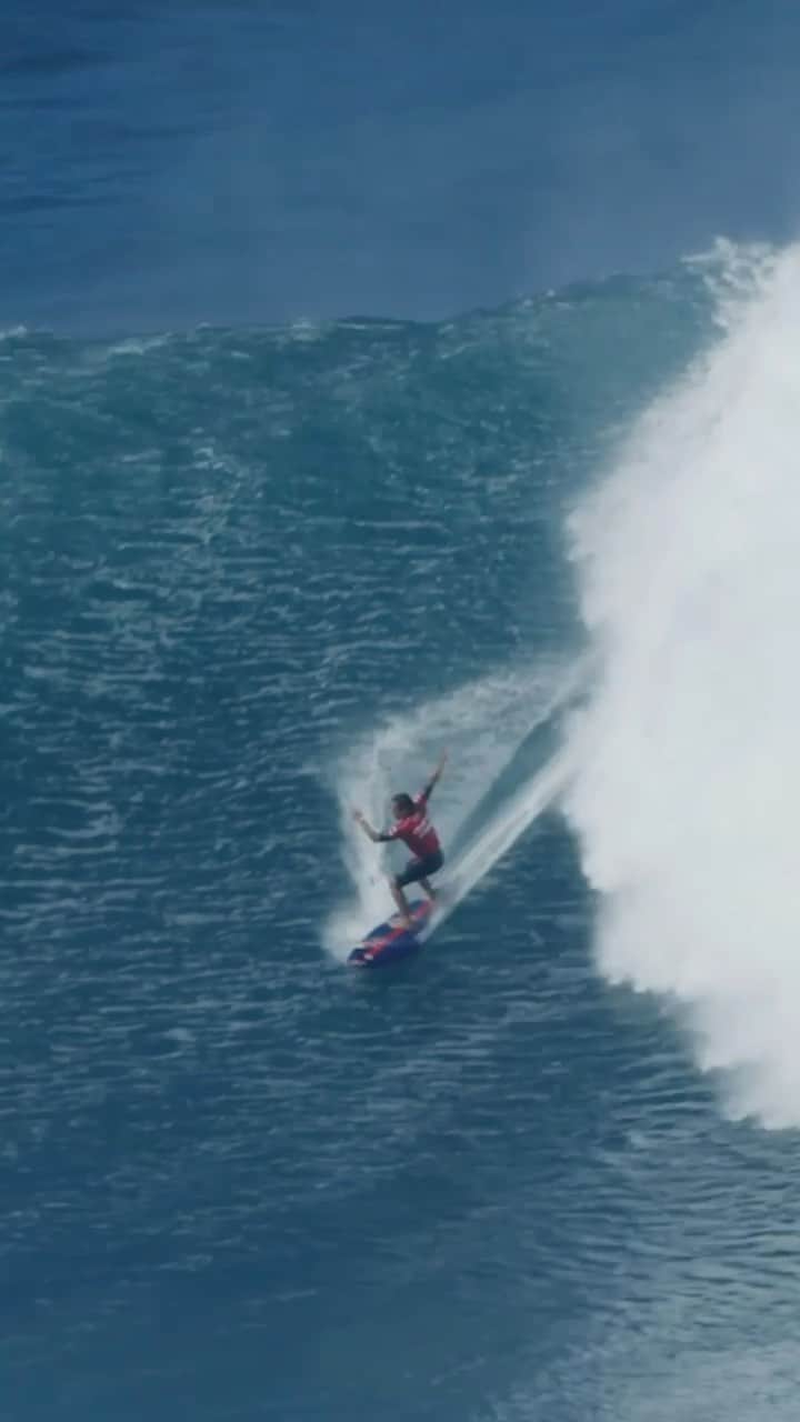 レッドブルのインスタグラム：「and this is just a taste of what’s to come 🤯  embedding a camera crew for four months with an ELITE big wave surfer like @kai_lenny was *always* going to result in the kind of content dreams are made of 🙌   hit the ~ link in bio ~ to surf around the globe in the new series, Life of Kai 🌊   @tagheuer  #redbull #givesyouwiiings #surf #bigwavesurfing」