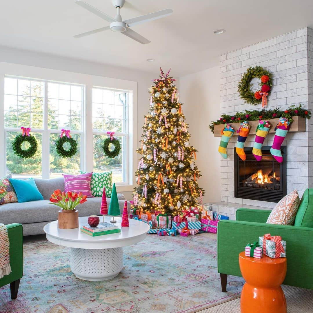 HGTVさんのインスタグラム写真 - (HGTVInstagram)「We love a colorful Christmas! 🌈 How cool is designer @annlacouture6’s decked-out home? Tap the link in our bio to take a full tour with #HGTVMagazine 👆」11月20日 5時51分 - hgtv