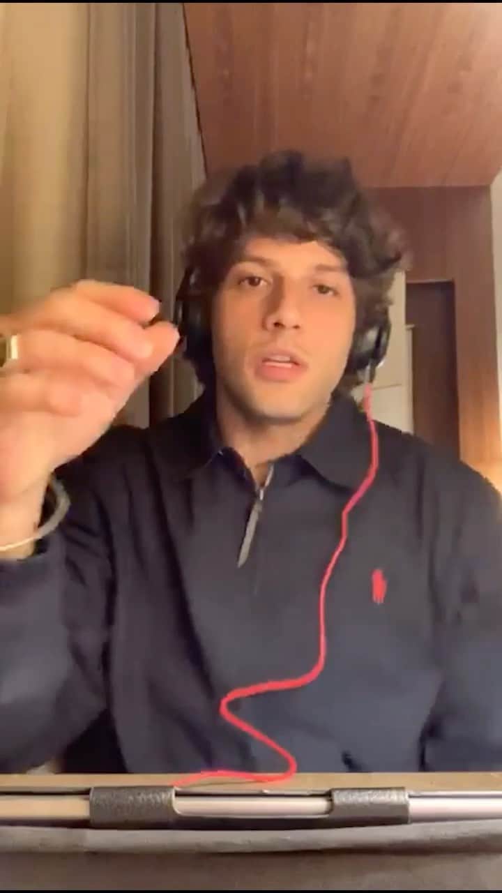 Chay Suedeのインスタグラム：「Já pensou em deixar o sabor de qualquer cerveja mais amargo através da música? É inacreditável, mas é exatamente isso que a Frequência Beck's faz! Uma frequência sonora de 73hz que consegue alterar o paladar e deixar mais amargo o sabor de qualquer cerveja, do jeito que a gente gosta. Parece loucura, mas funciona! Para fazer a experiência, e só preparar seu fone de ouvido e clicar no link na bio do perfil de @becksbeerbr para acessar ao site de Frequência Beck’s 73hz. E o melhor de tudo é o line up que permitiu essa loucura acontecer: @vintageculture, @badsista_, @guiboratto, @martasupernova, @gabtogabto, @malkajulieta.b, @zopelar, @kvsh, @ohmussi, @rhr#frequenciabecks  #publi #bebacommoderação」