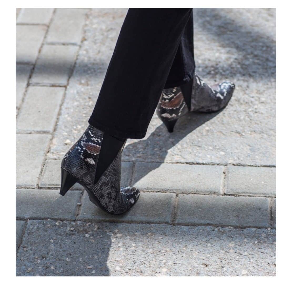 ペドロガルシアのインスタグラム：「These boots were made for walking. Style: Agora/ cone-heel chelsea boot in pietra python. #pedrogarciashoes #madeinspain」