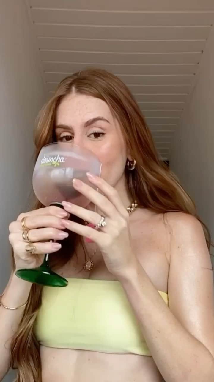マリ・マリアのインスタグラム：「Super lançamento @desincha 💚 Pra um verão muito mais gostoso eles trouxeram dois novos sabores, Piña Colada e Pink Limonade ! Estou em choque com o sabor ✨ eles sempre estão inovando! Amo meu Desinchá, ao tomar sinto carinho e autocuidado, sabe? Verão tá aí, e pra comemorar o lançamento: comprando os dois sabores, você ganha o *FRETE GRÁTIS* (o link tá nos meus stories). Aproveita, que é delícia! 💚💚 #publi」