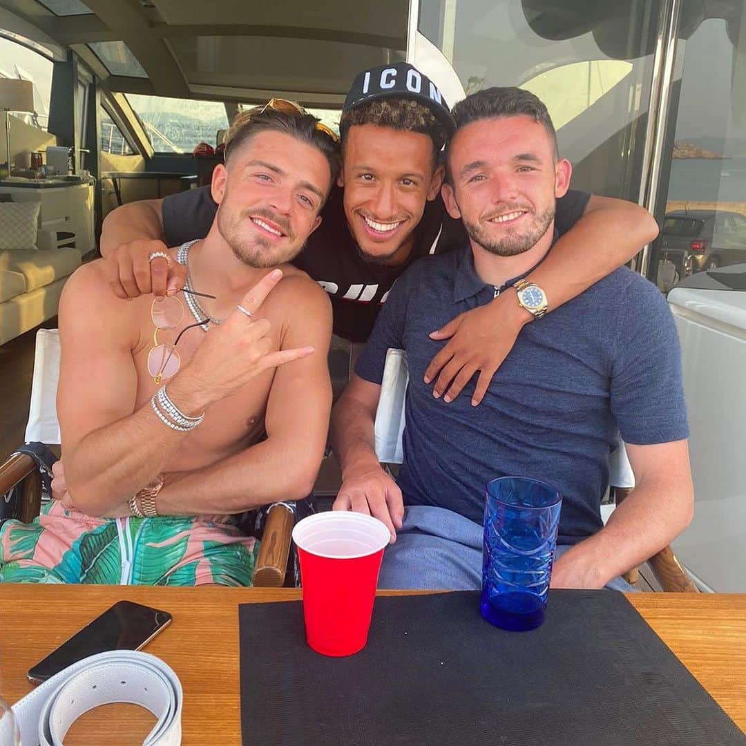 ジャック・グリーリッシュのインスタグラム：「TBT summertime with my brothers ❤️」
