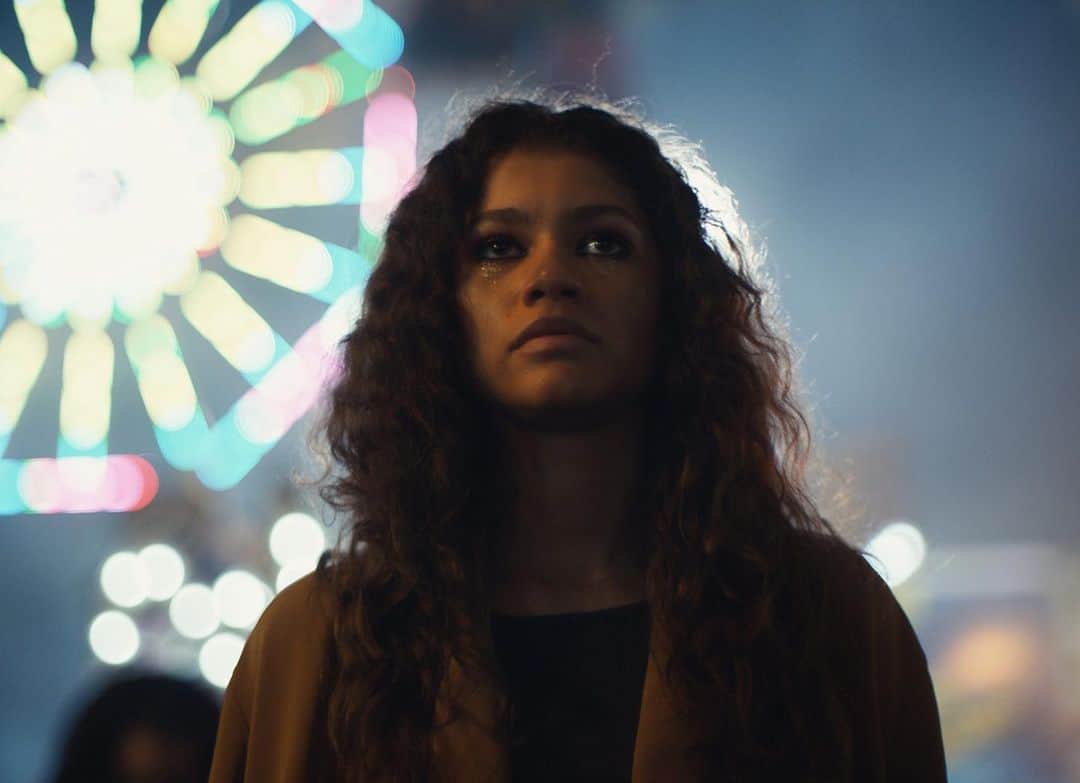 Vogue Australiaさんのインスタグラム写真 - (Vogue AustraliaInstagram)「#Euphoria is the perfect example of the power and influence a teen drama can have when it gets it really right. #Zendaya’s character, a 17-year-old drug addict, hates herself more than the audience loves her—and that’s a lot—and the cast feels modern and representative because that’s what the world is like, not because a casting director was checking a diversity box. But it wasn't always this way. In the bio link, #Vogue celebrates 4 iconic teen-drama TV shows that walked so Euphoria could run. 📷 courtesy of @binge」11月20日 6時05分 - vogueaustralia