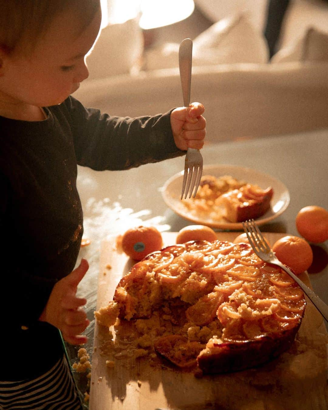 Bianca Cheah Chalmersさんのインスタグラム写真 - (Bianca Cheah ChalmersInstagram)「So you all said I should bake an Upside down Mandarin cake in my IG stories last week...so here it is, getting absolutely demolished by little Olly Wolly 🤣. Seems he has a sweet tooth for mandarins HAHA. Recipe is below if anyone wants to make this cake. If you want to replace the sugars, just use 1 mashed banana and 2 tbs honey and add ½ cup more of flour to give you that texture. And, just make sure you buy the juicy, seedless mandarins. Mine are from @vons and the brand is: @PeelzMandarins — super easy to peel BTW!   Recipe:  Difficulty: Medium  Serves: 8 Time: 40 min  Ingredients  10 mandarins 1/2 cup granulated sugar 1 cup water 1/2 cup butter, room temperature 1/3 cup white sugar 1/3 cup brown sugar 2 large eggs, room temperature 3 tablespoons freshly squeezed mandarin juice 1 tablespoon mandarin zest 1 tablespoon vanilla extract 1 1/2 cups flour 1 teaspoon baking powder 1/4 teaspoon baking soda 1/2 teaspoon salt 2/3 cup plain yogurt  Method -Preheat the oven to 350°F.  -Line a 9 inch cake pan with parchment paper making sure the bottom is covered and spray with non-stick spray. -With a sharp knife, slice the mandarins with the skin still on as thin as possible. -In a small pot combine & simmer sugar & water together until the sugar dissolves completely, about 45 seconds. Add sliced mandarin & gently simmer for 5 minutes.  -Carefully remove the simmered sliced mandarins & range them on the base of your prepared cake tin, each slice overlapping the other to create a beautiful rose or fan.  -In a large bowl, beat the butter & sugars together until light & fluffy. -Add in eggs, juice, zest, and vanilla extract. -In a separate bowl, combine the flour, baking powder, baking soda, & salt, whisking to combine. Slowly alternate folding in the flour mixture and the yogurt into the wet ingredients until everything is combined. Mixture will be thick. -Pour the batter over the prepared citrus slices, spreading it evenly to the edges. -Bake for 35 minutes, then allow to cool completely before inverting onto a serving tray  AD #mandarincake #upsidedownmandarincake #wethepeelz #motherhood #mumlife #toddlerbaking #mandarins #baking」11月20日 6時06分 - biancamaycheah