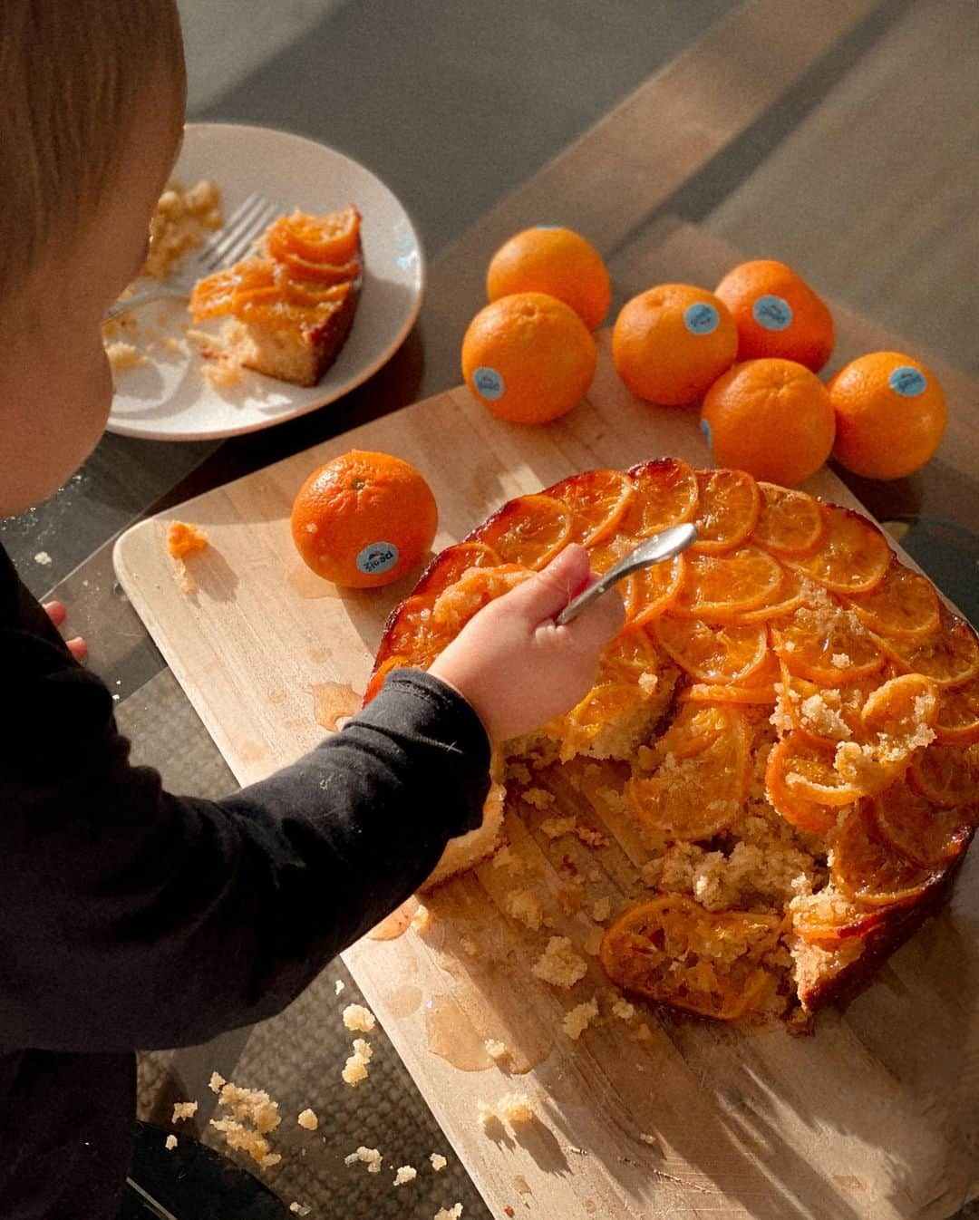 Bianca Cheah Chalmersさんのインスタグラム写真 - (Bianca Cheah ChalmersInstagram)「So you all said I should bake an Upside down Mandarin cake in my IG stories last week...so here it is, getting absolutely demolished by little Olly Wolly 🤣. Seems he has a sweet tooth for mandarins HAHA. Recipe is below if anyone wants to make this cake. If you want to replace the sugars, just use 1 mashed banana and 2 tbs honey and add ½ cup more of flour to give you that texture. And, just make sure you buy the juicy, seedless mandarins. Mine are from @vons and the brand is: @PeelzMandarins — super easy to peel BTW!   Recipe:  Difficulty: Medium  Serves: 8 Time: 40 min  Ingredients  10 mandarins 1/2 cup granulated sugar 1 cup water 1/2 cup butter, room temperature 1/3 cup white sugar 1/3 cup brown sugar 2 large eggs, room temperature 3 tablespoons freshly squeezed mandarin juice 1 tablespoon mandarin zest 1 tablespoon vanilla extract 1 1/2 cups flour 1 teaspoon baking powder 1/4 teaspoon baking soda 1/2 teaspoon salt 2/3 cup plain yogurt  Method -Preheat the oven to 350°F.  -Line a 9 inch cake pan with parchment paper making sure the bottom is covered and spray with non-stick spray. -With a sharp knife, slice the mandarins with the skin still on as thin as possible. -In a small pot combine & simmer sugar & water together until the sugar dissolves completely, about 45 seconds. Add sliced mandarin & gently simmer for 5 minutes.  -Carefully remove the simmered sliced mandarins & range them on the base of your prepared cake tin, each slice overlapping the other to create a beautiful rose or fan.  -In a large bowl, beat the butter & sugars together until light & fluffy. -Add in eggs, juice, zest, and vanilla extract. -In a separate bowl, combine the flour, baking powder, baking soda, & salt, whisking to combine. Slowly alternate folding in the flour mixture and the yogurt into the wet ingredients until everything is combined. Mixture will be thick. -Pour the batter over the prepared citrus slices, spreading it evenly to the edges. -Bake for 35 minutes, then allow to cool completely before inverting onto a serving tray  AD #mandarincake #upsidedownmandarincake #wethepeelz #motherhood #mumlife #toddlerbaking #mandarins #baking」11月20日 6時06分 - biancamaycheah