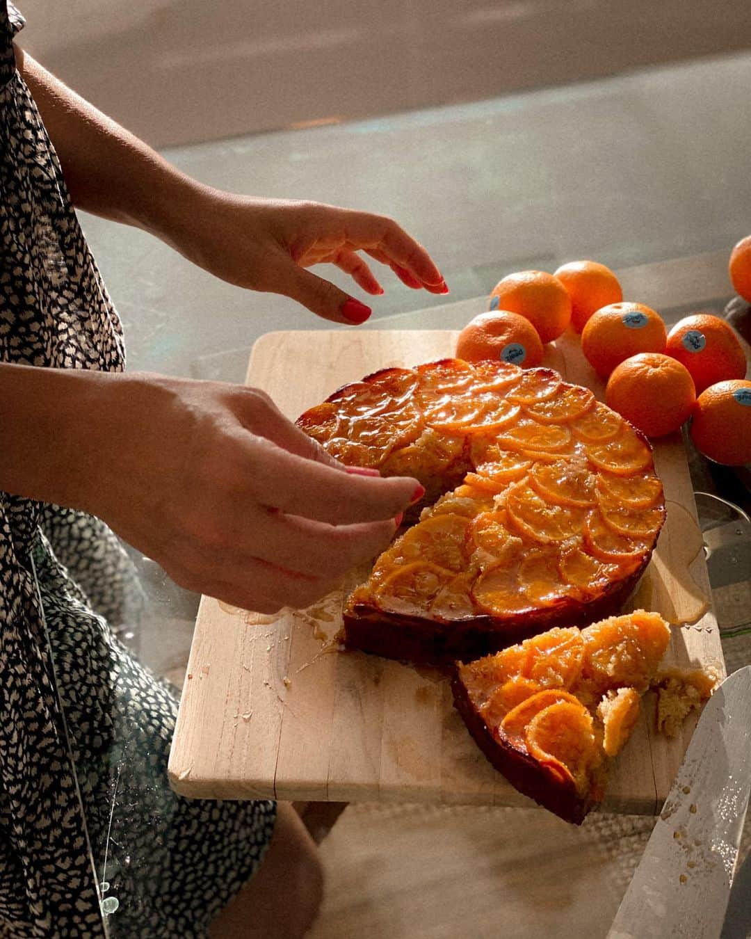 Bianca Cheah Chalmersさんのインスタグラム写真 - (Bianca Cheah ChalmersInstagram)「So you all said I should bake an Upside down Mandarin cake in my IG stories last week...so here it is, getting absolutely demolished by little Olly Wolly 🤣. Seems he has a sweet tooth for mandarins HAHA. Recipe is below if anyone wants to make this cake. If you want to replace the sugars, just use 1 mashed banana and 2 tbs honey and add ½ cup more of flour to give you that texture. And, just make sure you buy the juicy, seedless mandarins. Mine are from @vons and the brand is: @PeelzMandarins — super easy to peel BTW!   Recipe:  Difficulty: Medium  Serves: 8 Time: 40 min  Ingredients  10 mandarins 1/2 cup granulated sugar 1 cup water 1/2 cup butter, room temperature 1/3 cup white sugar 1/3 cup brown sugar 2 large eggs, room temperature 3 tablespoons freshly squeezed mandarin juice 1 tablespoon mandarin zest 1 tablespoon vanilla extract 1 1/2 cups flour 1 teaspoon baking powder 1/4 teaspoon baking soda 1/2 teaspoon salt 2/3 cup plain yogurt  Method -Preheat the oven to 350°F.  -Line a 9 inch cake pan with parchment paper making sure the bottom is covered and spray with non-stick spray. -With a sharp knife, slice the mandarins with the skin still on as thin as possible. -In a small pot combine & simmer sugar & water together until the sugar dissolves completely, about 45 seconds. Add sliced mandarin & gently simmer for 5 minutes.  -Carefully remove the simmered sliced mandarins & range them on the base of your prepared cake tin, each slice overlapping the other to create a beautiful rose or fan.  -In a large bowl, beat the butter & sugars together until light & fluffy. -Add in eggs, juice, zest, and vanilla extract. -In a separate bowl, combine the flour, baking powder, baking soda, & salt, whisking to combine. Slowly alternate folding in the flour mixture and the yogurt into the wet ingredients until everything is combined. Mixture will be thick. -Pour the batter over the prepared citrus slices, spreading it evenly to the edges. -Bake for 35 minutes, then allow to cool completely before inverting onto a serving tray  AD #mandarincake #upsidedownmandarincake #wethepeelz #motherhood #mumlife #toddlerbaking #mandarins #baking」11月20日 6時06分 - biancamaycheah