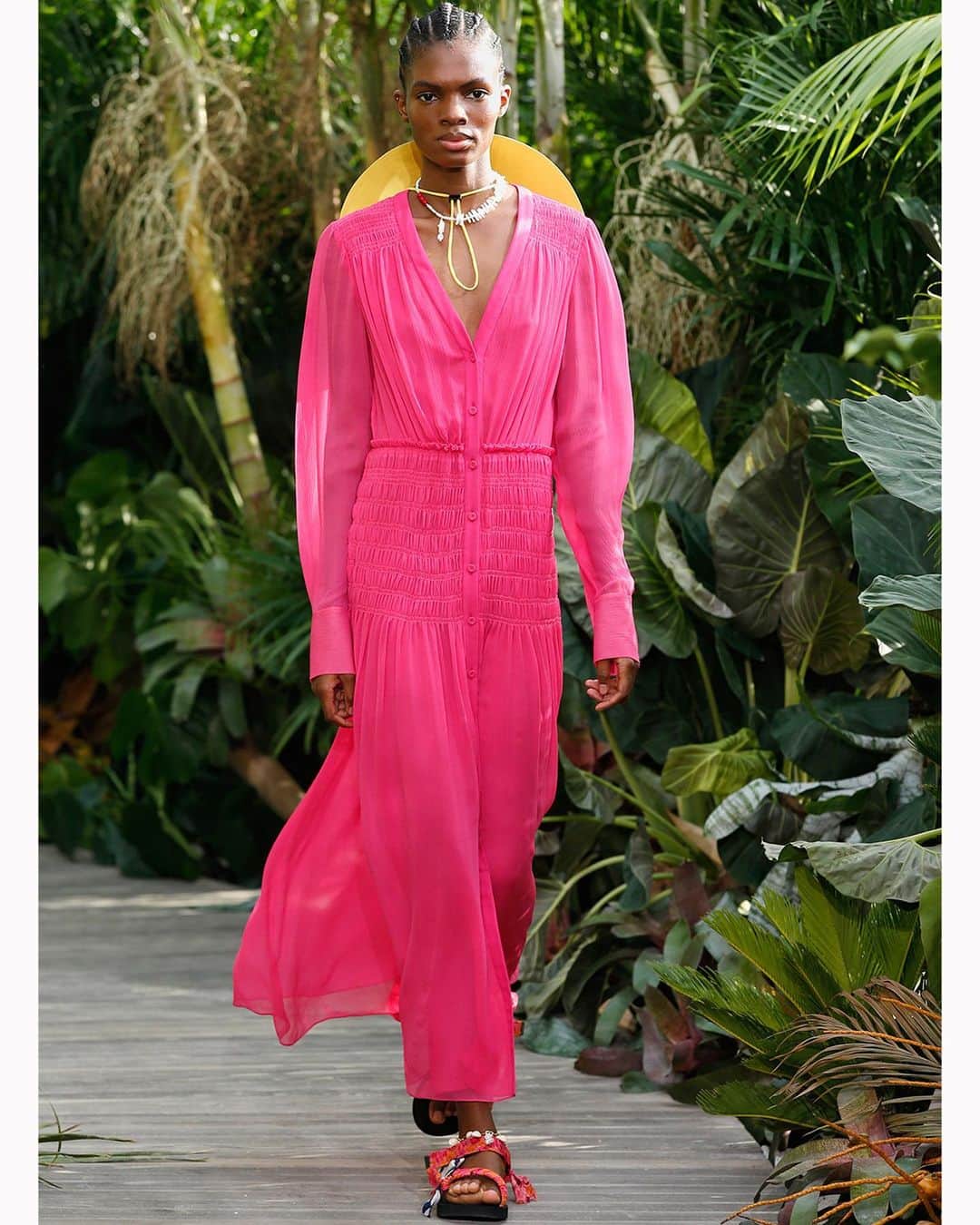 ジェイソンウーさんのインスタグラム写真 - (ジェイソンウーInstagram)「Think pink! Excited to do an early release of this dress, shown in September @netaporter along with an exclusive capsule, available now! #jasonwu #spring2021」11月20日 6時20分 - jasonwu