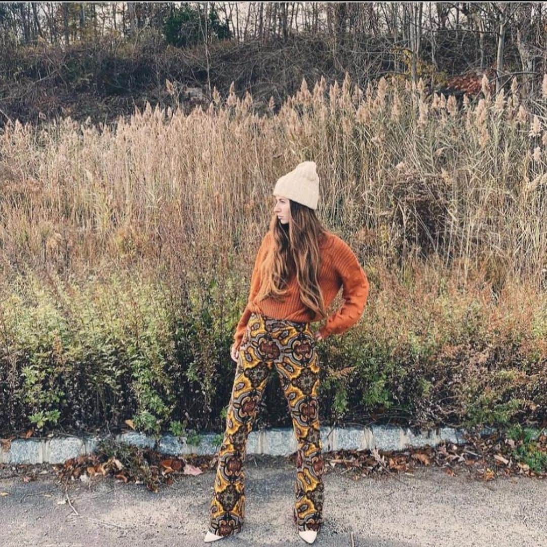 ニコールミラーのインスタグラム：「Runway to reality! Love @rsafer showing off her #NMStyle in our paisley pants! Sold out in yellow but still available in burgundy ♥️ #NMFall2020」