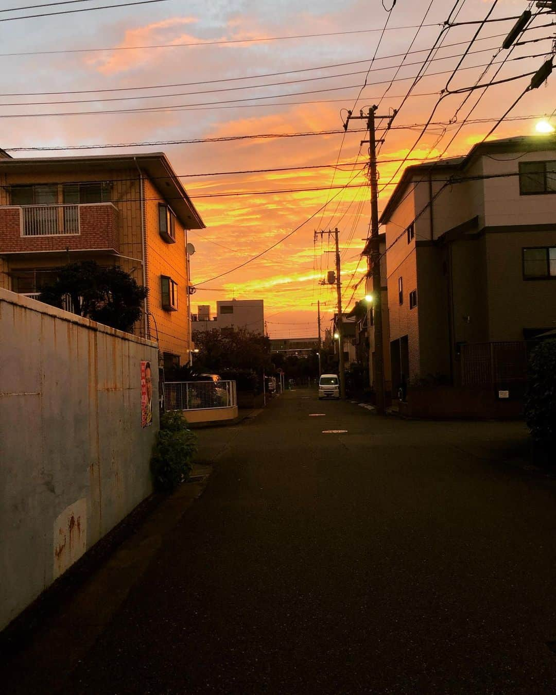 伊東先生のインスタグラム：「16:30の西みたいな東かよ  おおおはようございます  #日の出 #あったかいんだから #東の空」