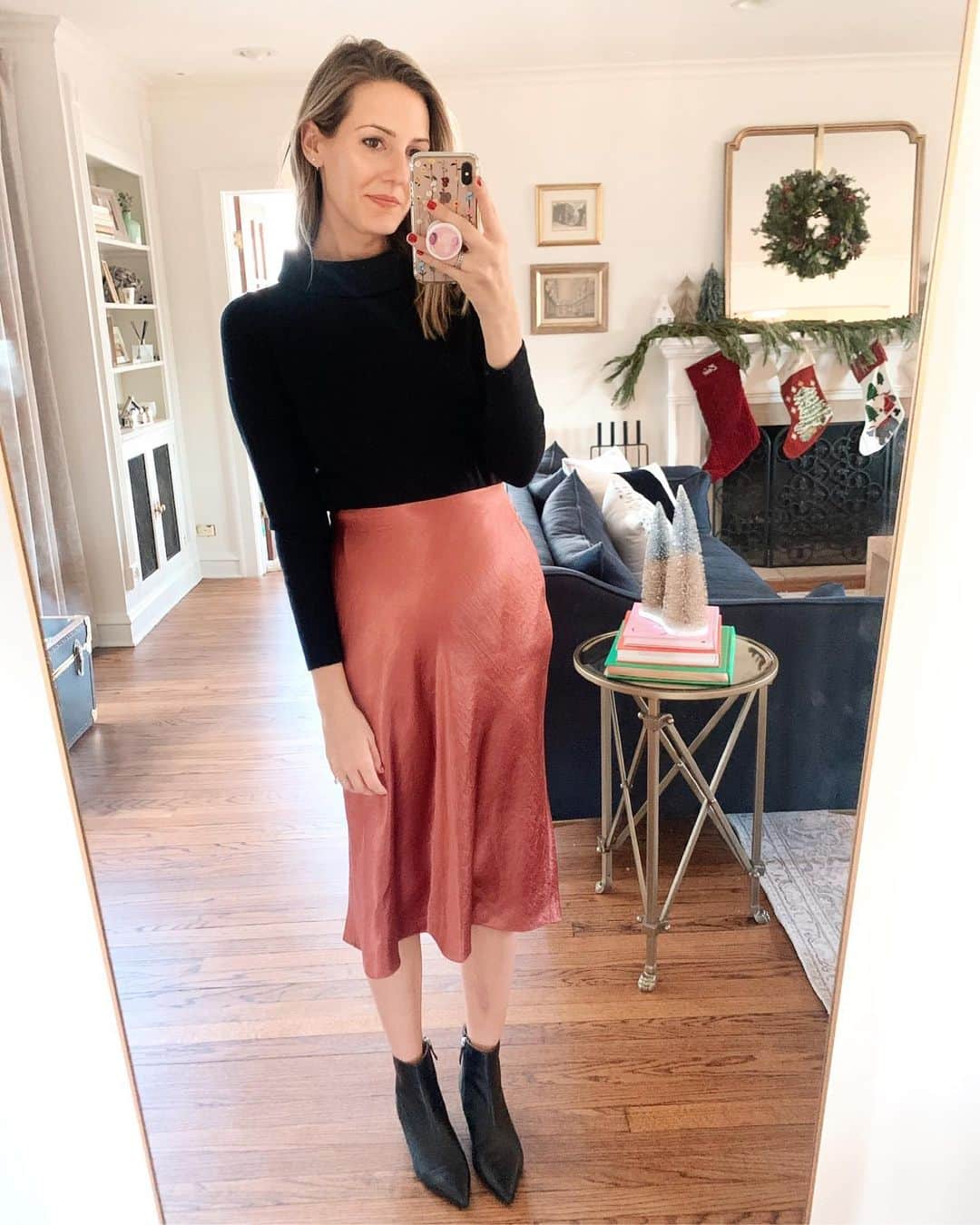 Anna Jane Wisniewskiのインスタグラム：「Just because we’re laying low for Thanksgiving doesn’t mean can’t look nice, right!? This is one of those “do as I say, not as I do” situations because this skirt doesn’t quite fit yet but here’s hoping I can wear it later on this winter!   For this Thanksgiving, it’ll definitely be a leggings or loose dress sort of day for me 🍗🌽  http://liketk.it/31Bus #liketkit @liketoknow.it #LTKsalealert #LTKFall」