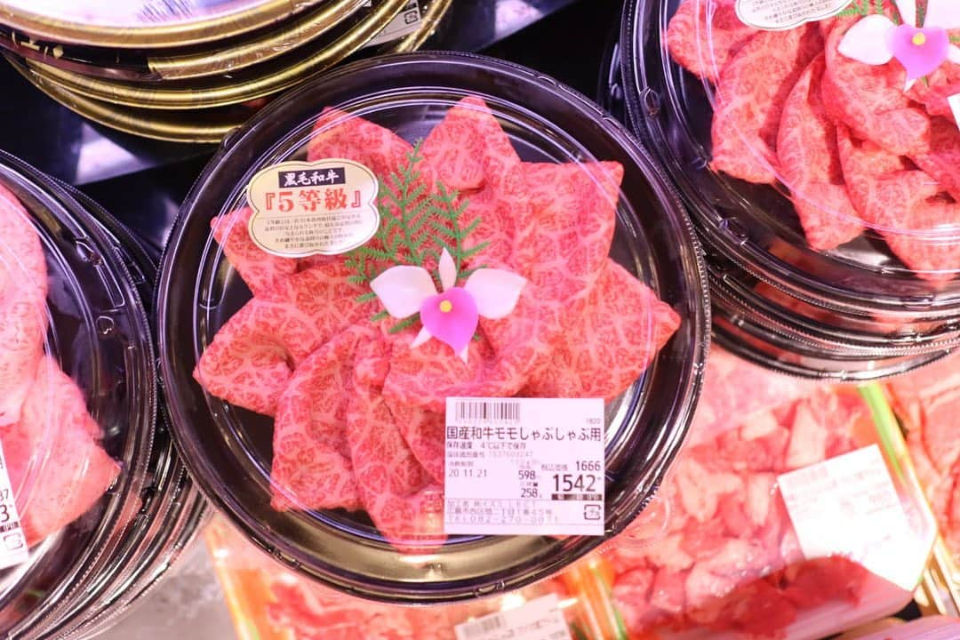 LECT レクトさんのインスタグラム写真 - (LECT レクトInstagram)「. 旬を味わう vol.14 . . 肉の市「一頭買いセール」開催中。 . 国産黒毛和牛5等級の霜降りや赤身、ステーキ用や焼肉用、グラム598円の均一価格でご用意しております。 . 11/23までの期間限定開催ですが、無くなり次第終了となりますのでご了承くださいませ。 . . #lect #レクト #youme食品館 #食品館 #国産黒毛和牛 #5等級 #一頭買い #肉 #ステーキ #焼肉 #すき焼き #しゃぶしゃぶ #お肉屋さん #ショッピングモール #広島市」11月20日 11時58分 - lect_hiroshima