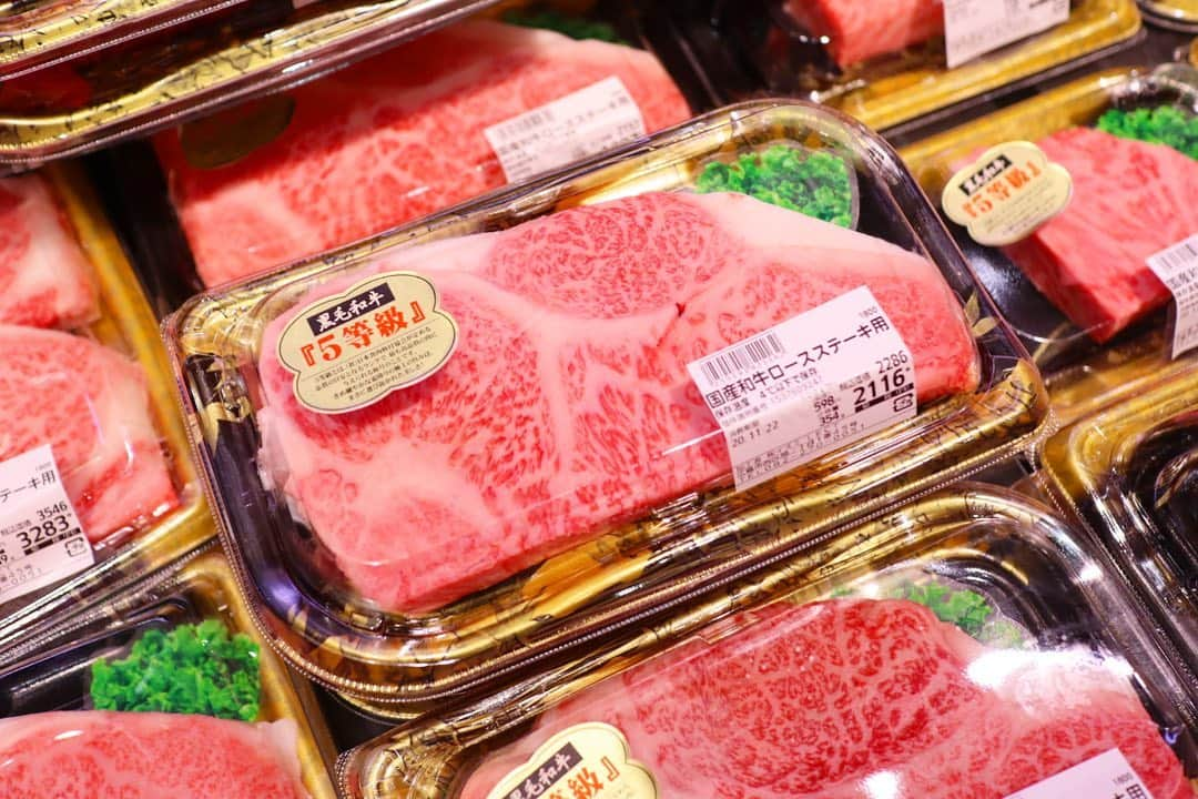 LECT レクトさんのインスタグラム写真 - (LECT レクトInstagram)「. 旬を味わう vol.14 . . 肉の市「一頭買いセール」開催中。 . 国産黒毛和牛5等級の霜降りや赤身、ステーキ用や焼肉用、グラム598円の均一価格でご用意しております。 . 11/23までの期間限定開催ですが、無くなり次第終了となりますのでご了承くださいませ。 . . #lect #レクト #youme食品館 #食品館 #国産黒毛和牛 #5等級 #一頭買い #肉 #ステーキ #焼肉 #すき焼き #しゃぶしゃぶ #お肉屋さん #ショッピングモール #広島市」11月20日 11時58分 - lect_hiroshima