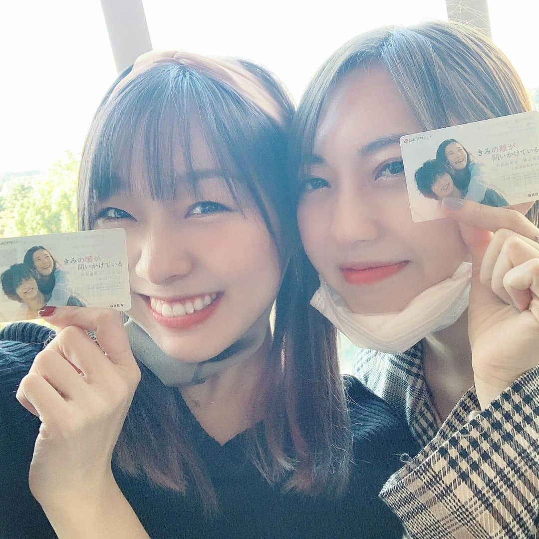 須田亜香里さんのインスタグラム写真 - (須田亜香里Instagram)「「#きみの瞳が問いかけている 」 鑑賞させていただきました🥰 . 観てみたいと思っていた映画！ 約2時間、本当に最高の時間だった！ 始まった瞬間から本当に美しくて「映画館で観れてよかったー！」ってソッコー思った☺️ . 恋愛映画の要素が濃いイメージだったけど、それだけではない色んな気持ちで胸がいっぱいになった。 観た直後から日常が愛おしく大切に感じられて、景色が違って見えるほど。 五感が研ぎ澄まされた感じ？数日たった今もパワーが続いてます😊 . 普段は映画館は1人で行くか、時々父と行くかで、コソコソーっと観に行くことが多いのですが、今回は終わって立ち上がってゆりあと止まらぬ感想を言いながら歩いていたら、周りの人たちもみんな同じように話していて… 誰かと映画を観に行くのっていいなぁと思いました。 . 実は今回、珍しく人を誘ったのは いつも熱闘Mリーグでお世話になっている俳優のやべきょうすけさんに、ムビチケをいただいたからなんです☺️ 大好きな子と映画を観に行くきっかけをくださったやべさん！本当にありがとうございました✨ 映画の中でもやべさんの存在は最高で熱かった〜😆 . 久々に映画館で観た作品がこの作品で本当に良かった！迷ってる方は是非っ❗️ ゆりあ、付き合ってくれて本当にありがとう💕 . 余談ですが、作品の役の名前と分かっていても「あかりさん」て名前がたびたび呼ばれるのはドキッとした(笑)」11月20日 11時59分 - akarisuda